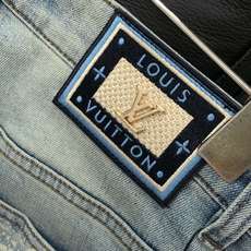,LouisVuitton 路易威登,2026秋季最新款,专柜同步有售,原单狠货,时尚休闲牛仔裤,上身很有特点!吸睛而有 ,LouisVuitton 路易威登,2026秋季最新款,专柜同步有售,原单狠货,时尚休闲牛仔裤,上身很有特点!吸睛而有