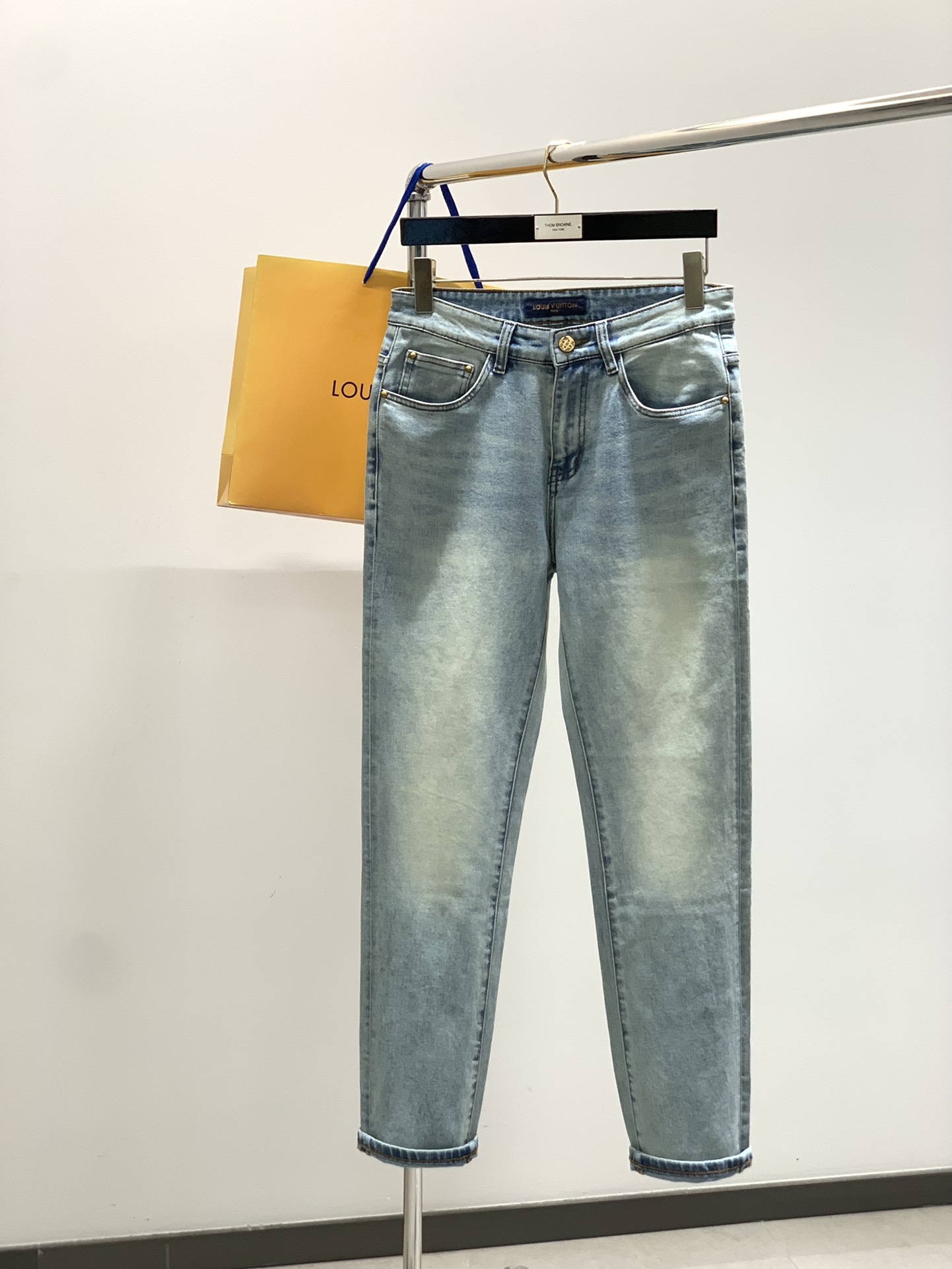，LouisVuitton 路易威登，2026秋季最新款，专柜同步有售，原单狠货，时尚休闲牛仔裤，上身很有特点！吸睛而有