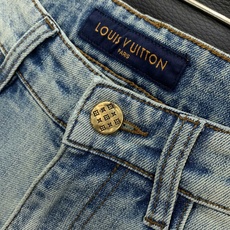 ,LouisVuitton 路易威登,2026秋季最新款,专柜同步有售,原单狠货,时尚休闲牛仔裤,上身很有特点!吸睛而有 ,LouisVuitton 路易威登,2026秋季最新款,专柜同步有售,原单狠货,时尚休闲牛仔裤,上身很有特点!吸睛而有