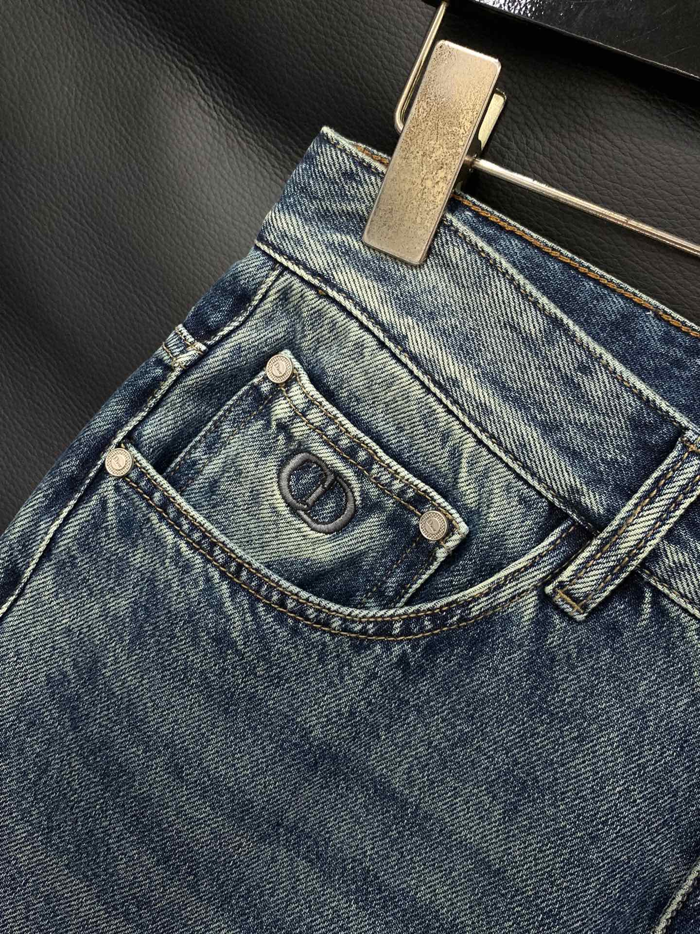 “Dior Fall 2025 New Products: Fashionable Water-Washing Jeans and Top-Class Embellishments” - 图片 4