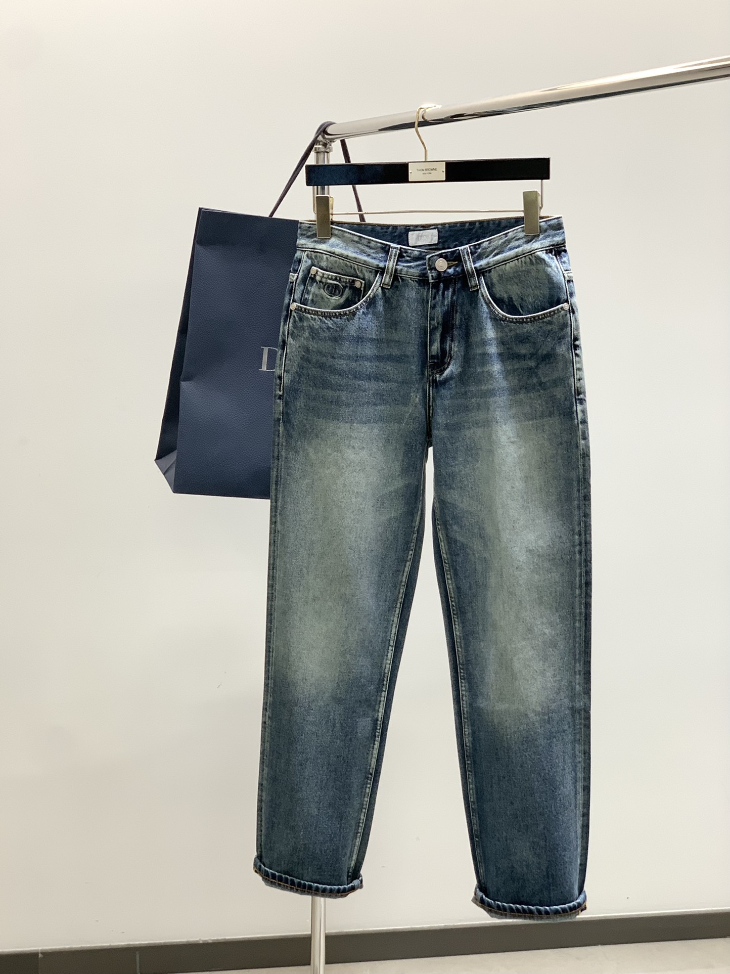 “Dior Fall 2025 New Products: Fashionable Water-Washing Jeans and Top-Class Embellishments”