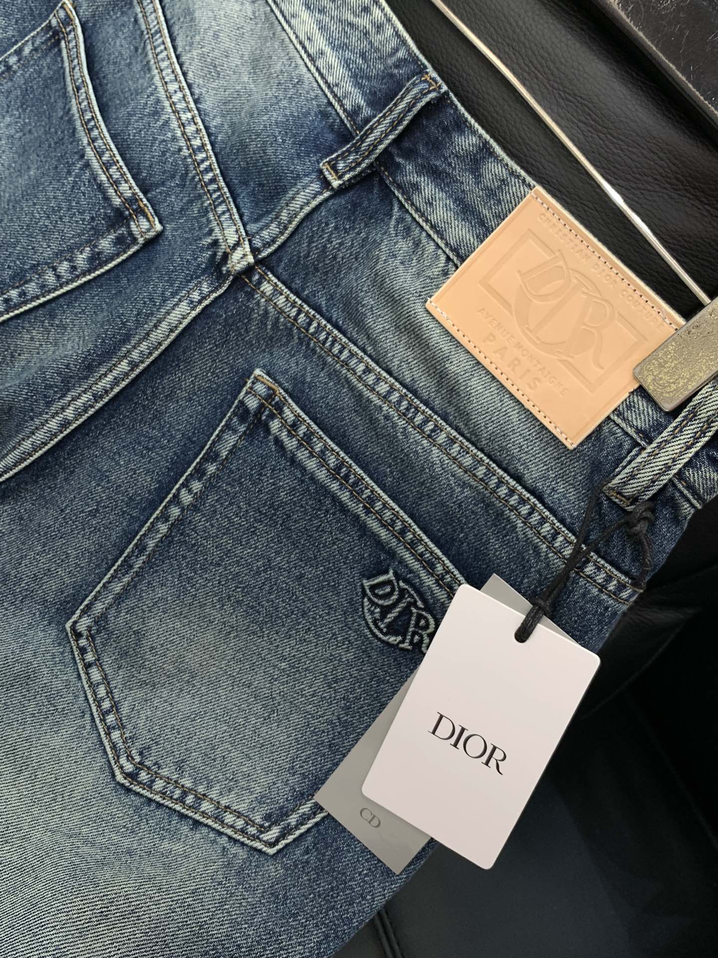 “Dior Fall 2025 New Products: Fashionable Water-Washing Jeans and Top-Class Embellishments” - 图片 7