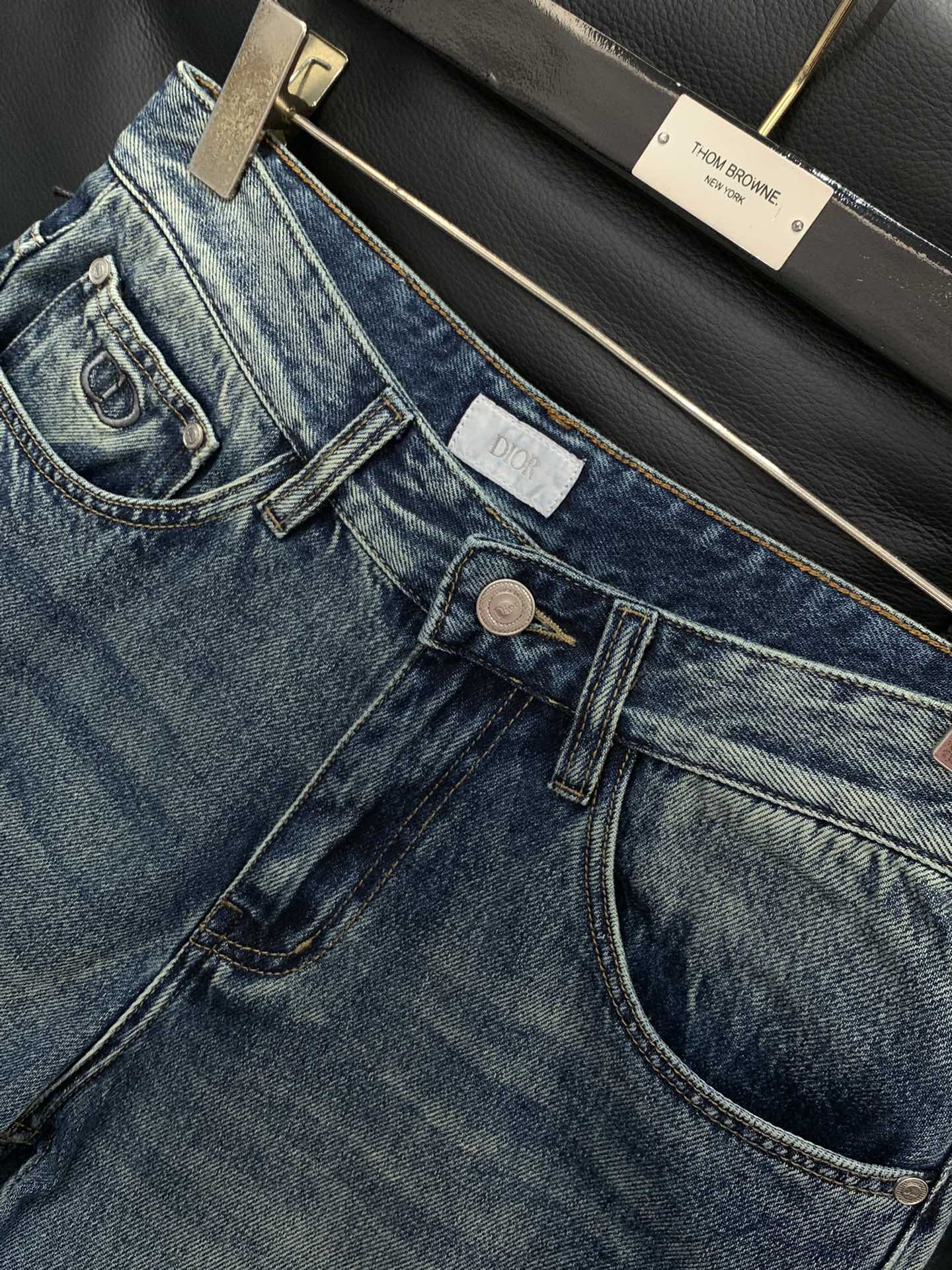 “Dior Fall 2025 New Products: Fashionable Water-Washing Jeans and Top-Class Embellishments” - 图片 3