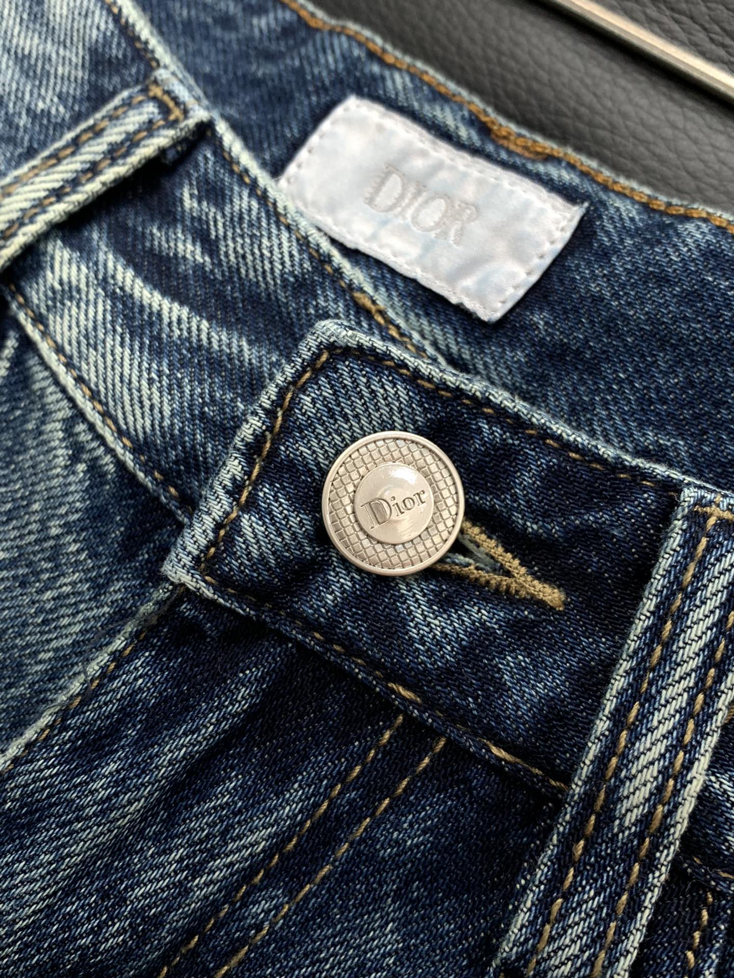 “Dior Fall 2025 New Products: Fashionable Water-Washing Jeans and Top-Class Embellishments” - 图片 5