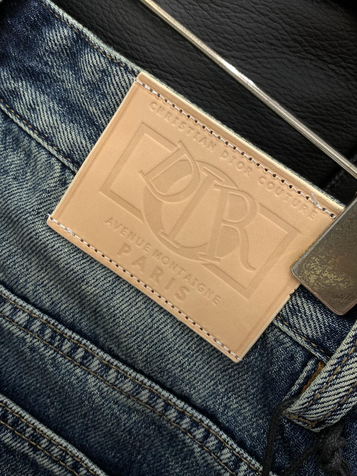 “Dior Fall 2025 New Products: Fashionable Water-Washing Jeans and Top-Class Embellishments” - 图片 8