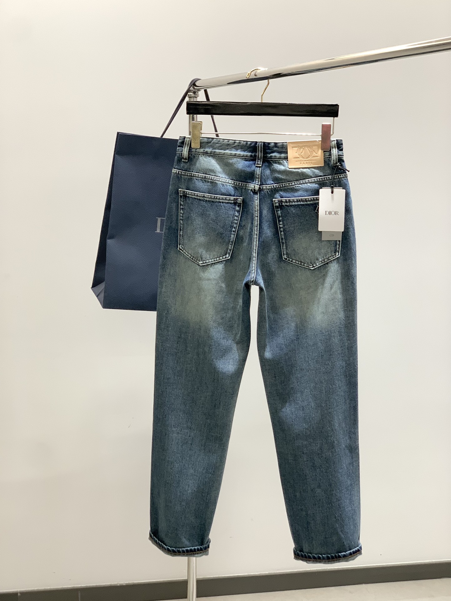 “Dior Fall 2025 New Products: Fashionable Water-Washing Jeans and Top-Class Embellishments” - 图片 2