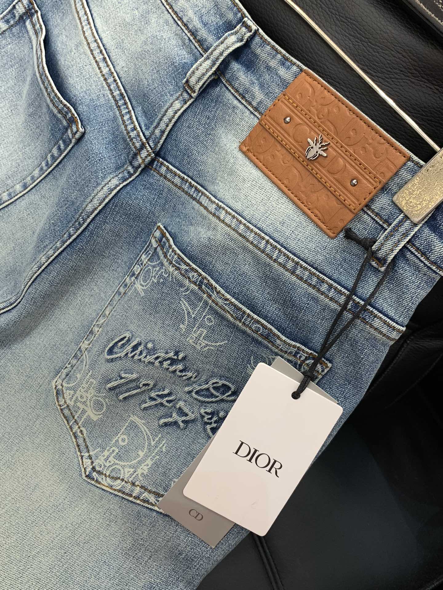 “Dior Fall 2025 New Products: Synchronized Online Cabinets Featuring Fashionable Water-Washing Jeans and Top-Class Embellishments” - 图片 7