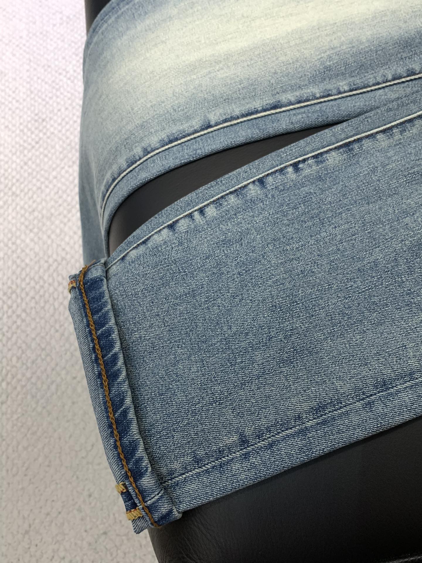 “Dior Fall 2025 New Products: Synchronized Online Cabinets Featuring Fashionable Water-Washing Jeans and Top-Class Embellishments” - 图片 6
