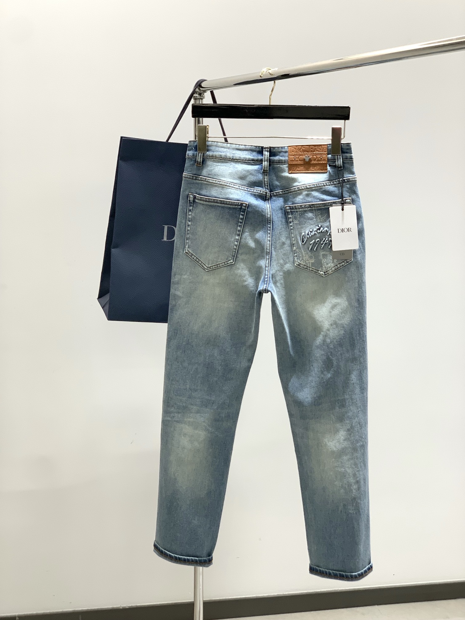 “Dior Fall 2025 New Products: Synchronized Online Cabinets Featuring Fashionable Water-Washing Jeans and Top-Class Embellishments” - 图片 2