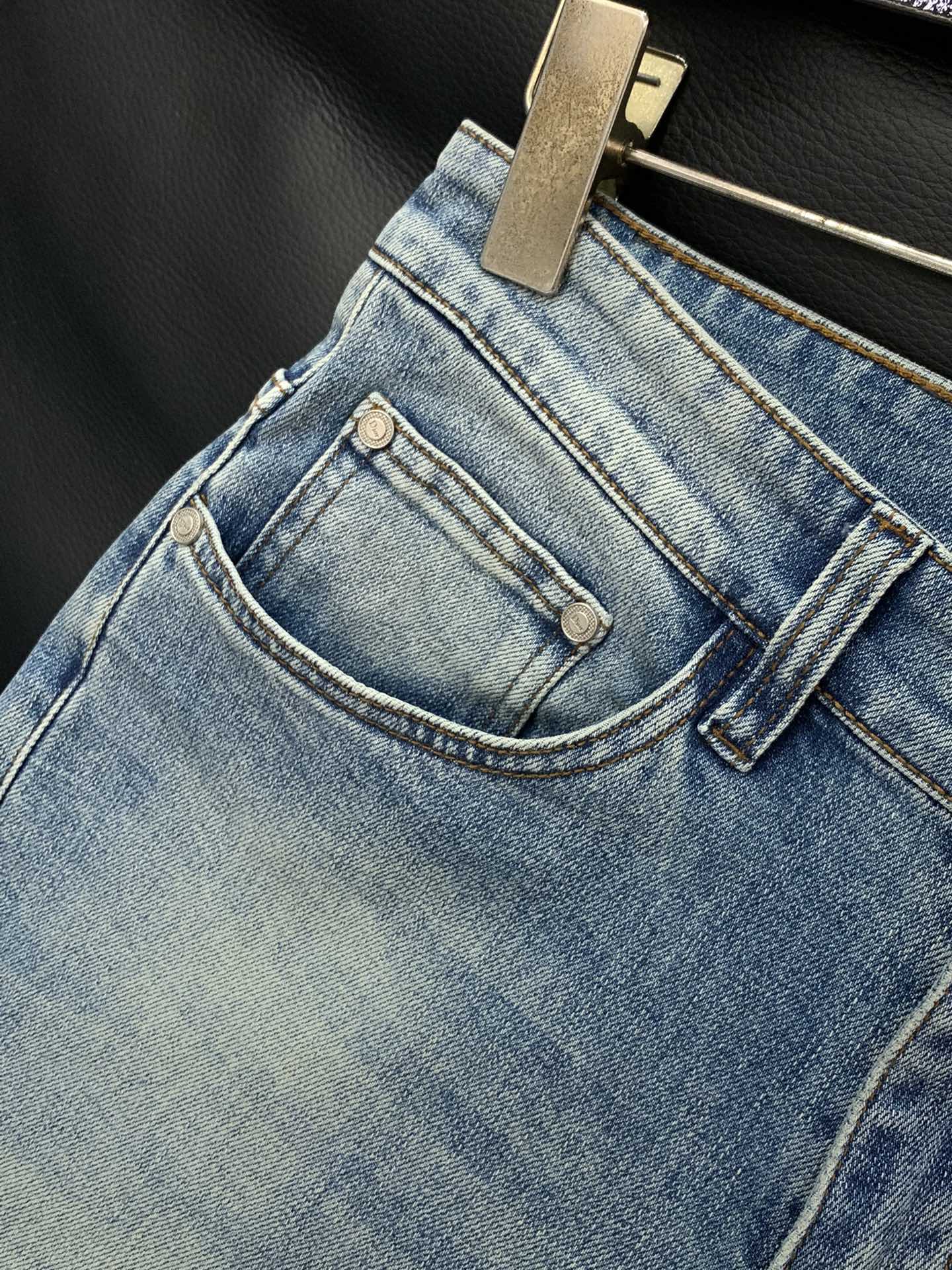 “Dior Fall 2025 New Products: Synchronized Online Cabinets Featuring Fashionable Water-Washing Jeans and Top-Class Embellishments” - 图片 4