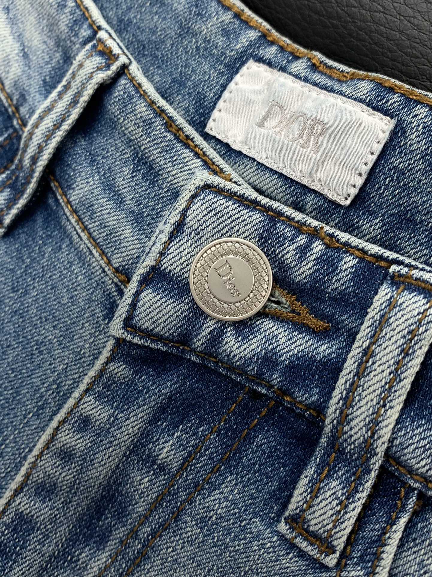 “Dior Fall 2025 New Products: Synchronized Online Cabinets Featuring Fashionable Water-Washing Jeans and Top-Class Embellishments” - 图片 5
