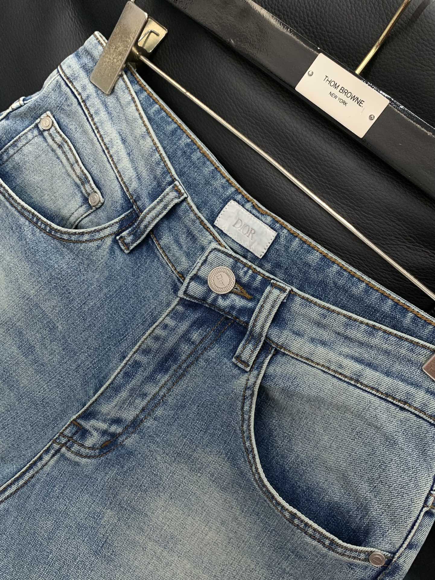 “Dior Fall 2025 New Products: Synchronized Online Cabinets Featuring Fashionable Water-Washing Jeans and Top-Class Embellishments” - 图片 3