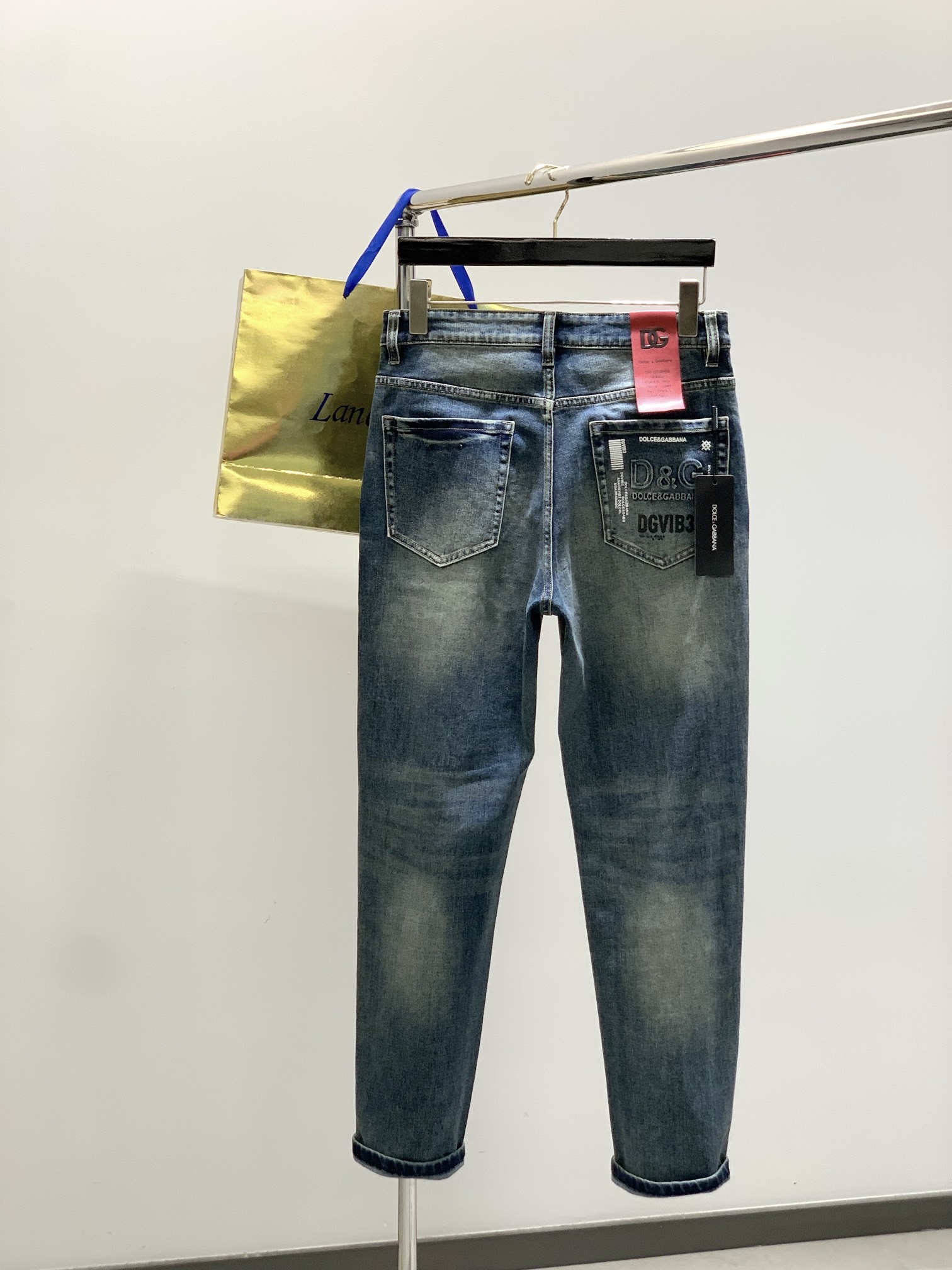 Title: Dolce & Gabbana P540 Dugarbana Jeans 2025 Collection Launch Summary: Stylish, luxurious custom-made jeans with unique design, top-printed logo, and original - 图片 2