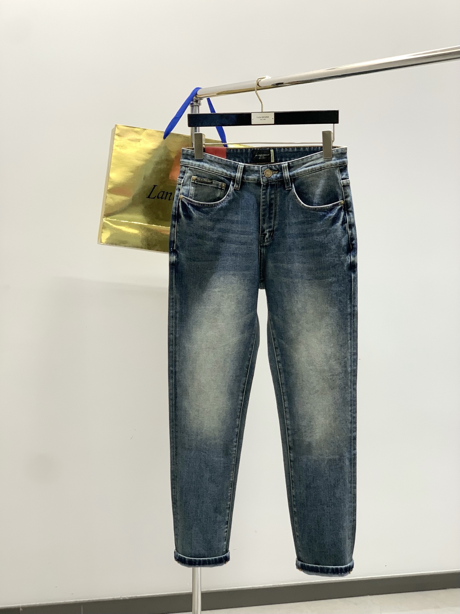 Title: Dolce & Gabbana P540 Dugarbana Jeans 2025 Collection Launch Summary: Stylish, luxurious custom-made jeans with unique design, top-printed logo, and original - 图片 1
