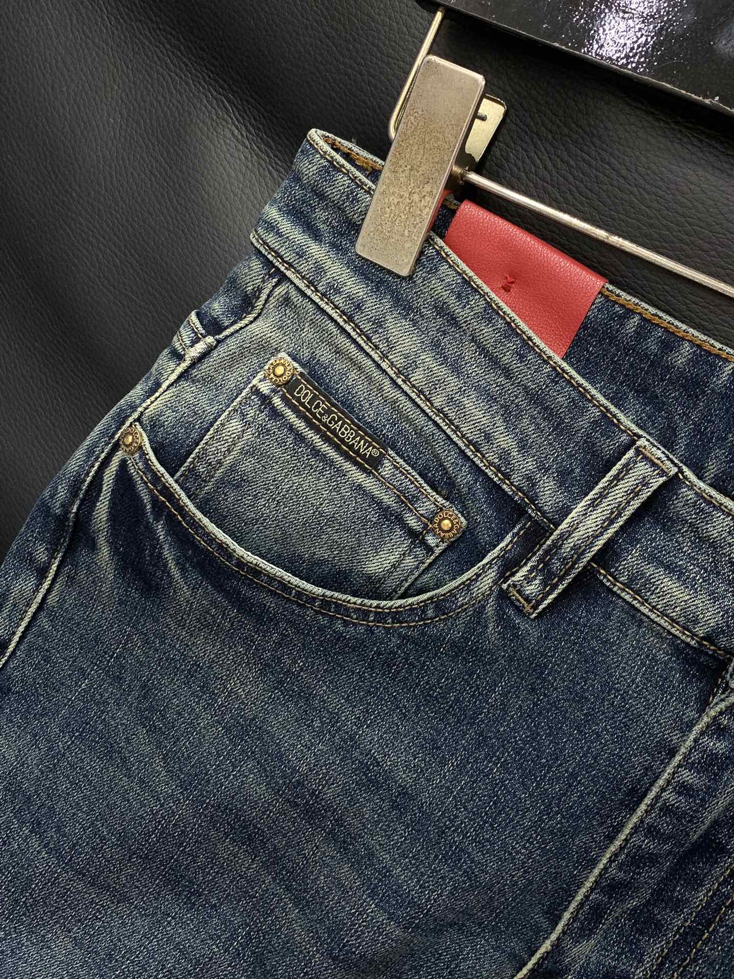 Title: Dolce & Gabbana P540 Dugarbana Jeans 2025 Collection Launch Summary: Stylish, luxurious custom-made jeans with unique design, top-printed logo, and original - 图片 4