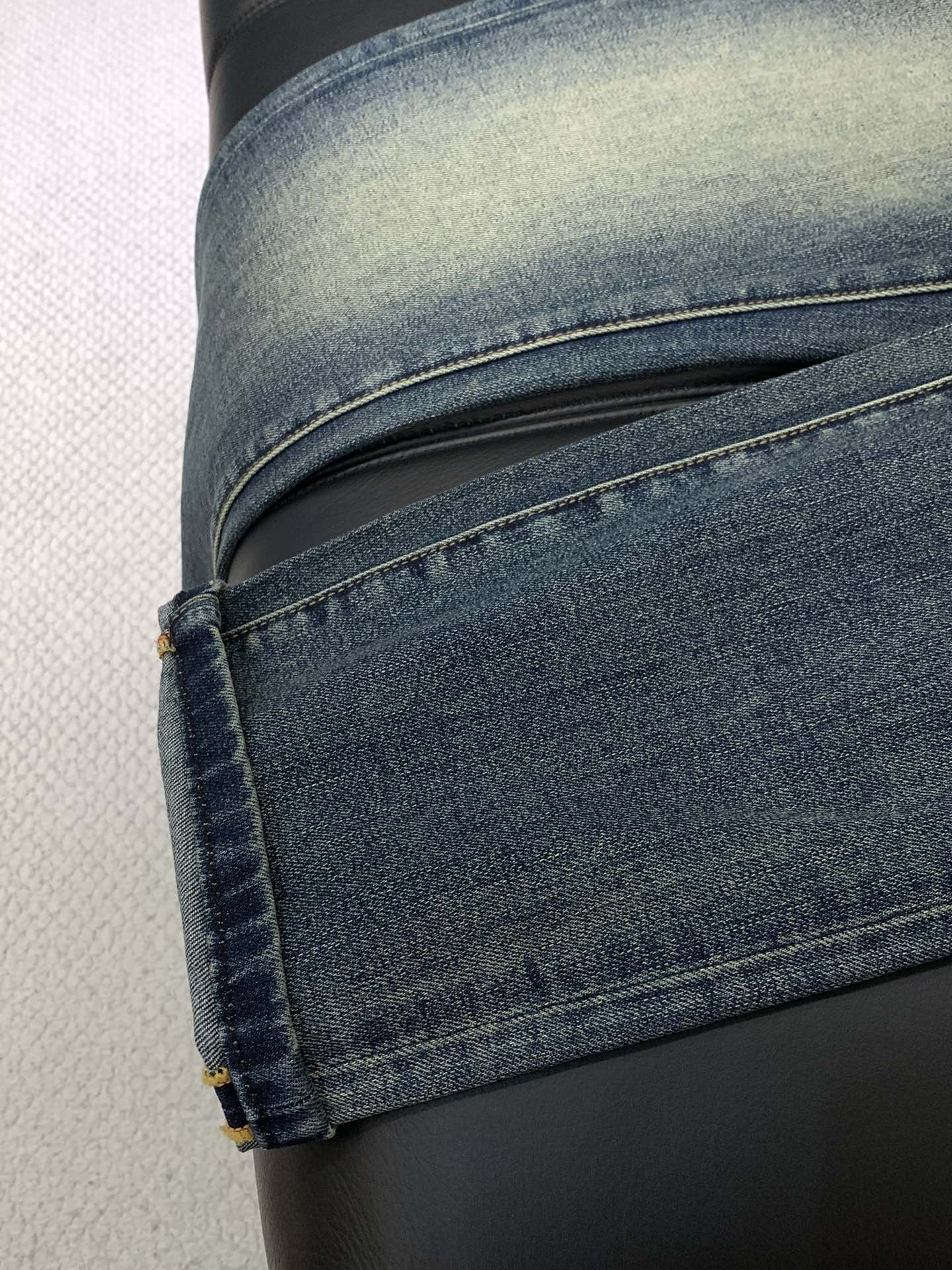 Title: Dolce & Gabbana P540 Dugarbana Jeans 2025 Collection Launch Summary: Stylish, luxurious custom-made jeans with unique design, top-printed logo, and original - 图片 6