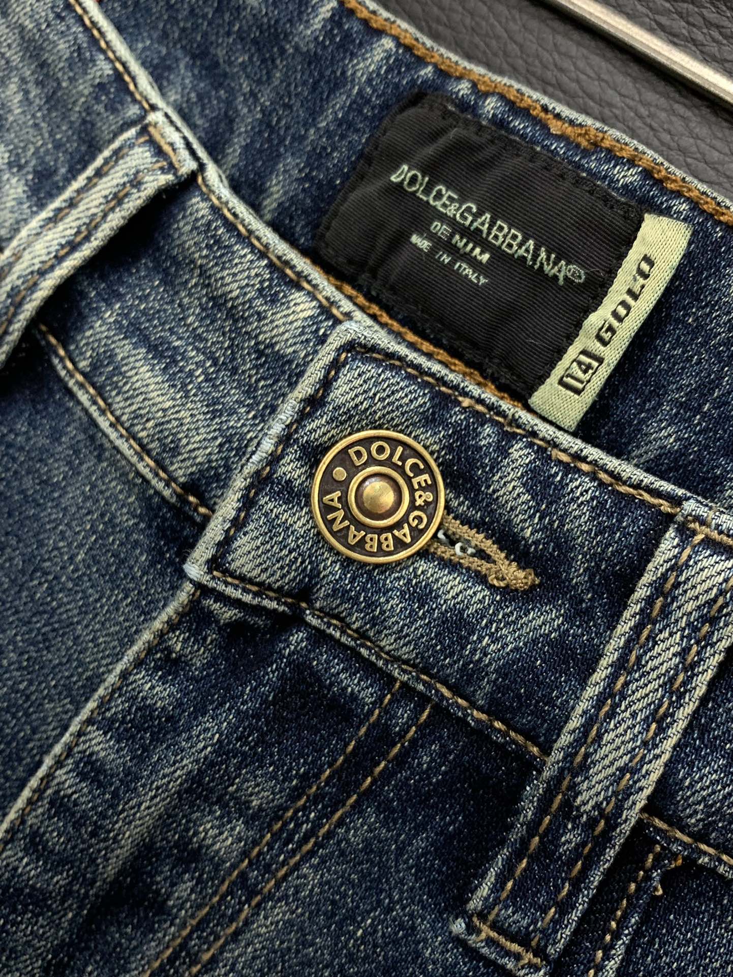 Title: Dolce & Gabbana P540 Dugarbana Jeans 2025 Collection Launch Summary: Stylish, luxurious custom-made jeans with unique design, top-printed logo, and original - 图片 5
