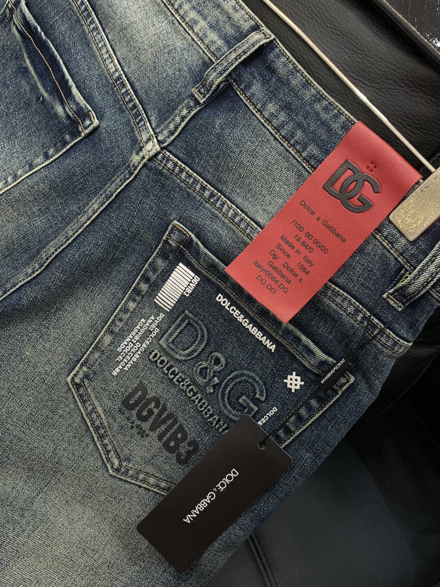Title: Dolce & Gabbana P540 Dugarbana Jeans 2025 Collection Launch Summary: Stylish, luxurious custom-made jeans with unique design, top-printed logo, and original - 图片 7