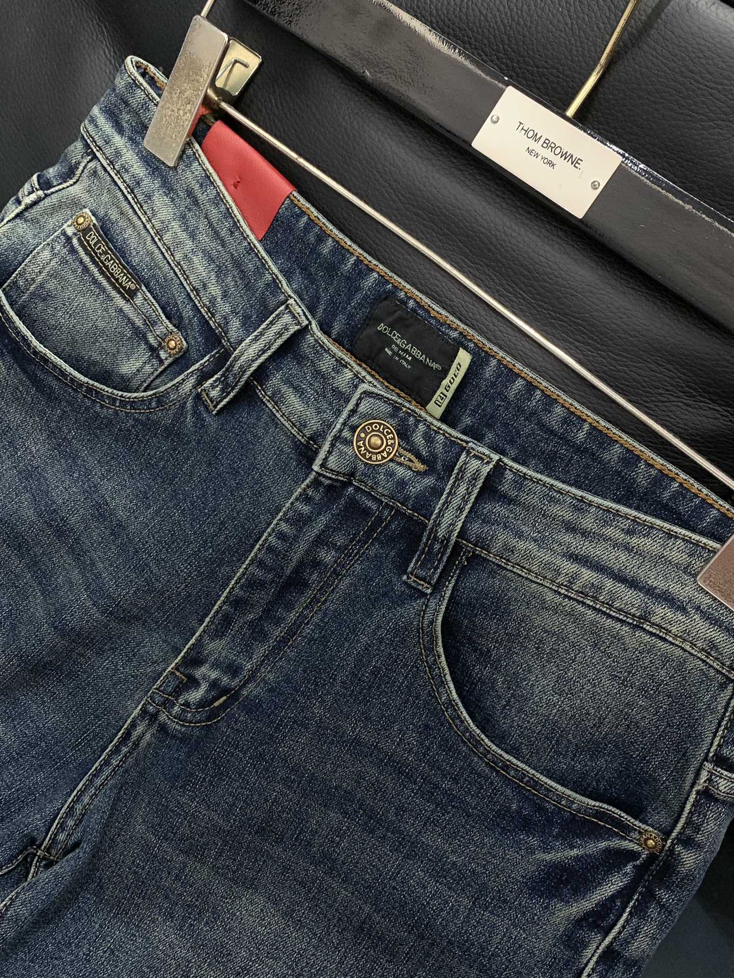 Title: Dolce & Gabbana P540 Dugarbana Jeans 2025 Collection Launch Summary: Stylish, luxurious custom-made jeans with unique design, top-printed logo, and original - 图片 3