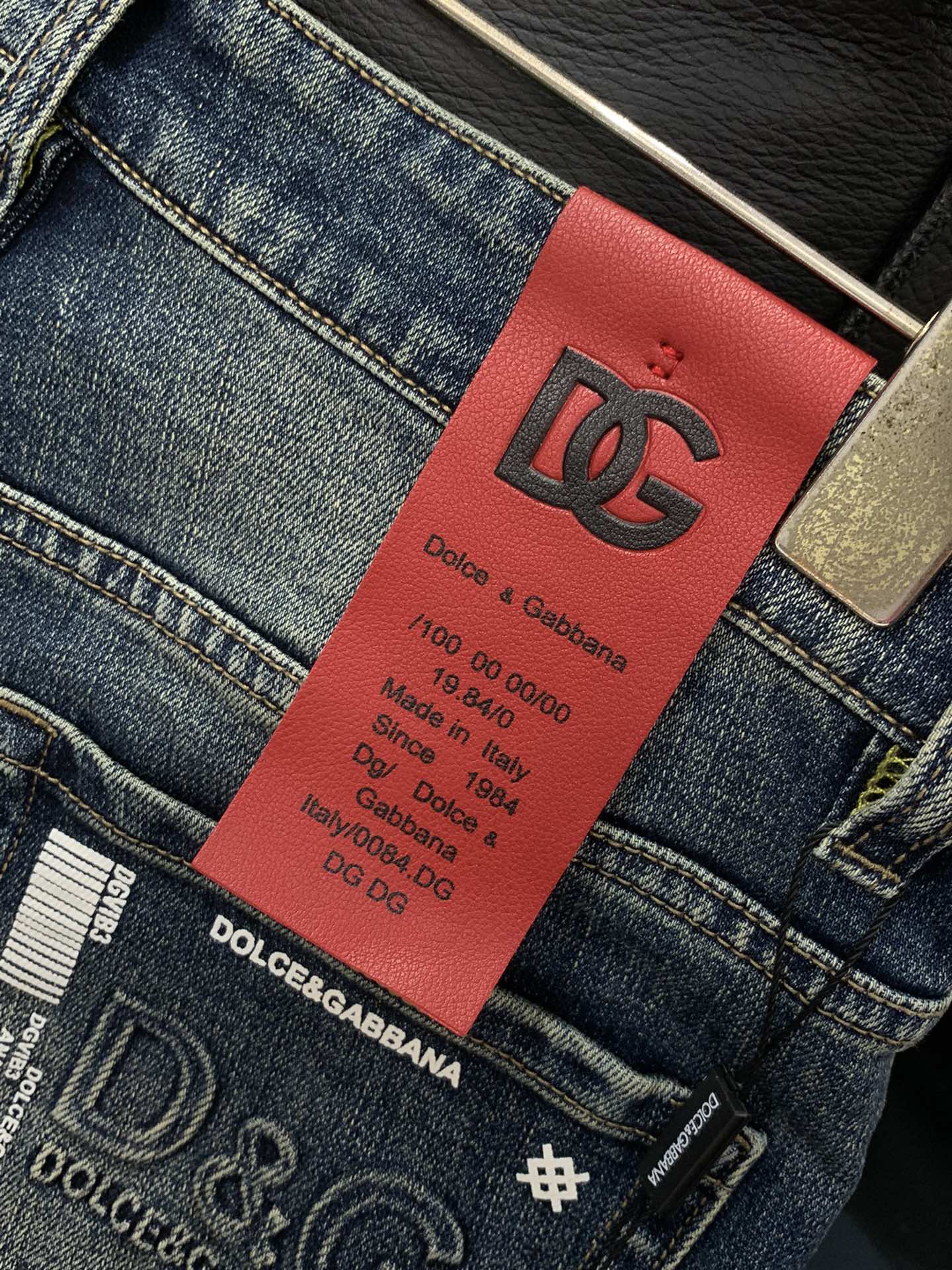Title: Dolce & Gabbana P540 Dugarbana Jeans 2025 Collection Launch Summary: Stylish, luxurious custom-made jeans with unique design, top-printed logo, and original - 图片 8