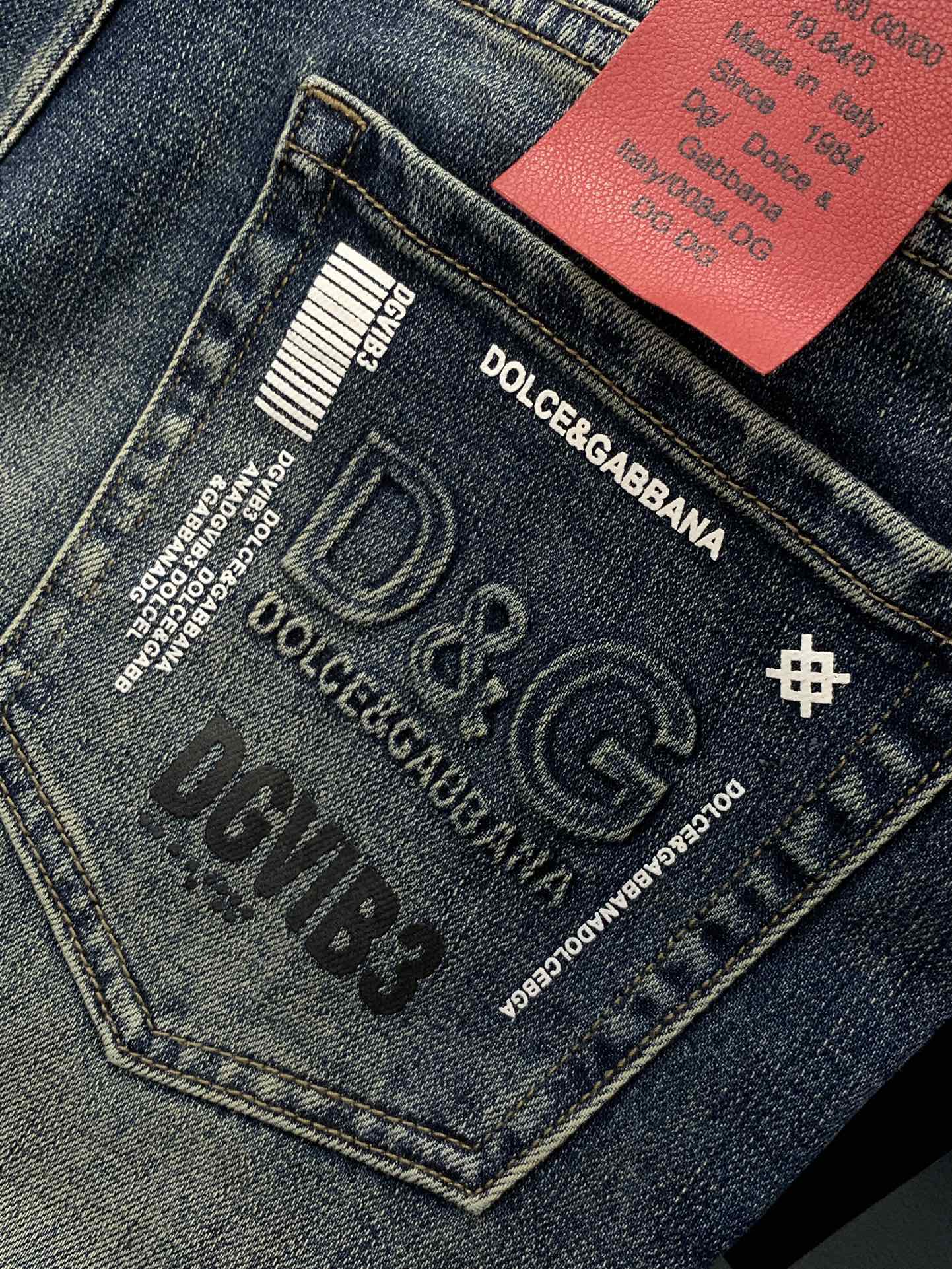 Title: Dolce & Gabbana P540 Dugarbana Jeans 2025 Collection Launch Summary: Stylish, luxurious custom-made jeans with unique design, top-printed logo, and original - 图片 9