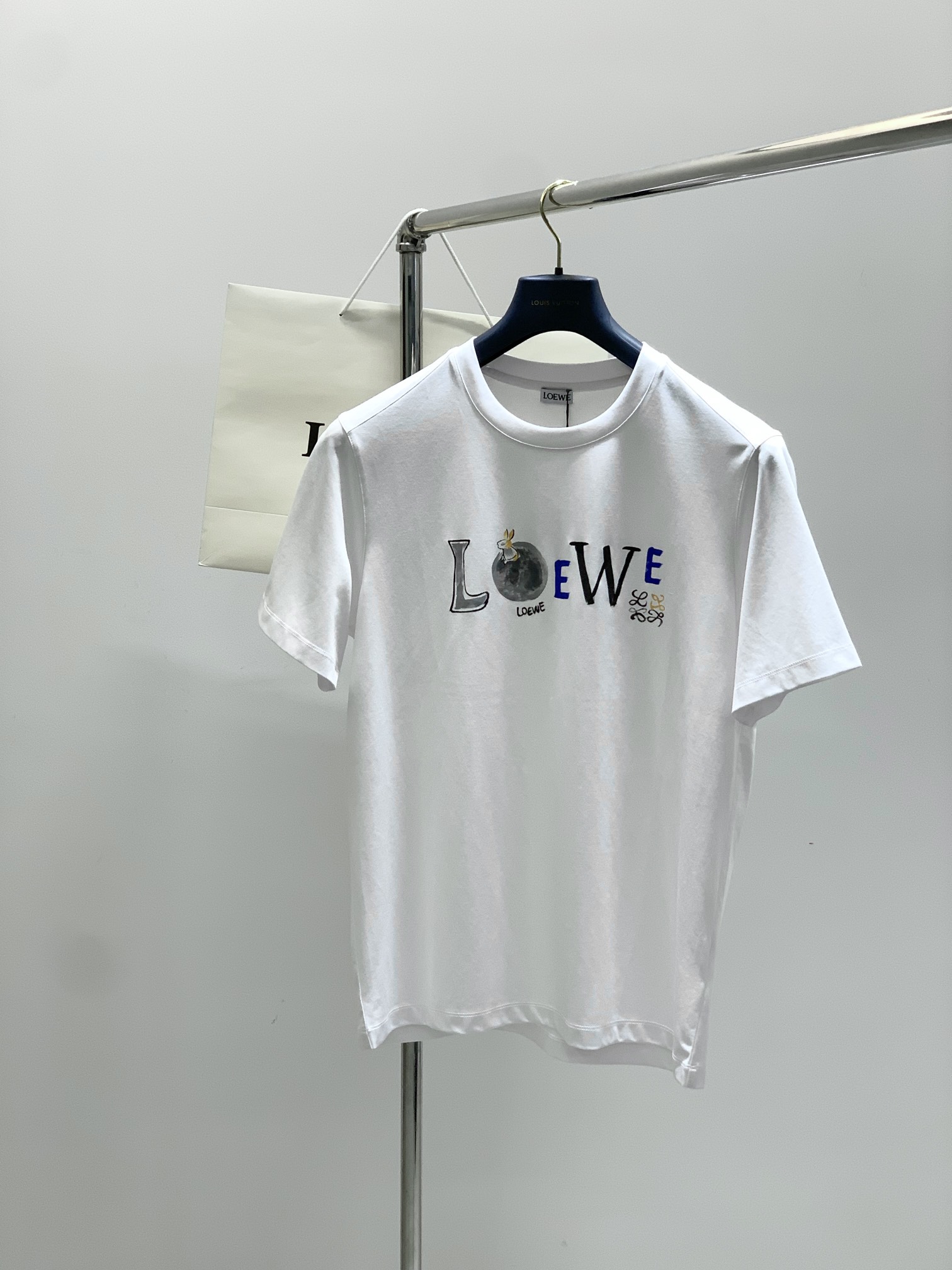 NO:505258,,Loewe, the latest model for summer 2025, available at the counter at the same time, original single product, fashionable and casual round neck short-sleeved T-shirt, very distinctive on the upper body!  Eye-catching and highlighted, imported original fabric, top-level printing craft letter pattern decorative logo, simple but not lacking in fashion, classic and atmospheric, comfortable and breathable, handsome and stylish on the upper body, 2 colors recommended, code number M-3XL,,loewe,loewe,T-shirt,tees,t-shirt,alexander wang19860909,Loewe 罗意威,2025夏季最新款,专柜同步有售,原单狠货,时尚休闲圆领短袖T恤,上身很有特点！吸睛而有亮点,进口原版面料,顶级印花工艺字母图案装饰Logo,简单而不失时尚,经典大气,舒适透气,上身帅气有型,2色推荐,码数M-3XL,,loewe,loewe,T-shirt,tees，t-shirt,alexander wang,Men's clothing