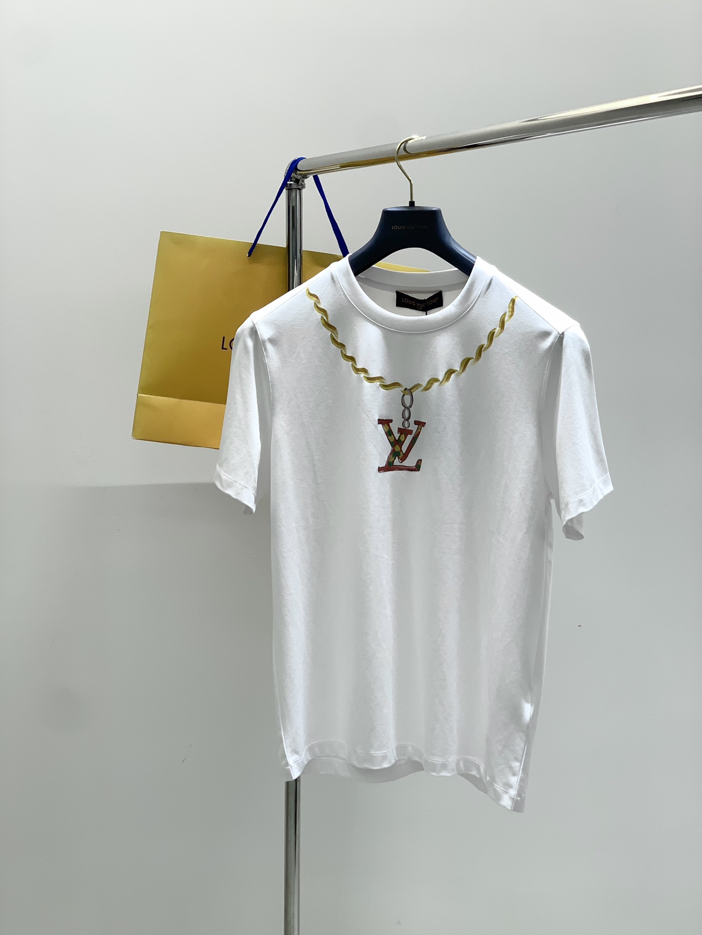 NO:505276,,LouisVuitton, the latest model for summer 2025, available at the counter at the same time, original singles, fashionable and casual round neck short-sleeved T-shirt, very distinctive on the upper body!  Eye-catching and highlighted, imported original fabric, top-level printing craft letter pattern decorative logo, simple but not lacking in fashion, classic and atmospheric, comfortable and breathable, handsome and stylish on the upper body, 2 colors recommended, code number M-3XL,, louis vuitton, louis vuitton, T-shirt,tees, t-shirt,alexander wang19860909,LouisVuitton 路易威登,2025夏季最新款,专柜同步有售,原单狠货,时尚休闲圆领短袖T恤,上身很有特点！吸睛而有亮点,进口原版面料,顶级印花工艺字母图案装饰Logo,简单而不失时尚,经典大气,舒适透气,上身帅气有型,2色推荐,码数M-3XL,,louis vuitton,louis vuitton,T-shirt,tees，t-shirt,alexander wang,Men's clothing