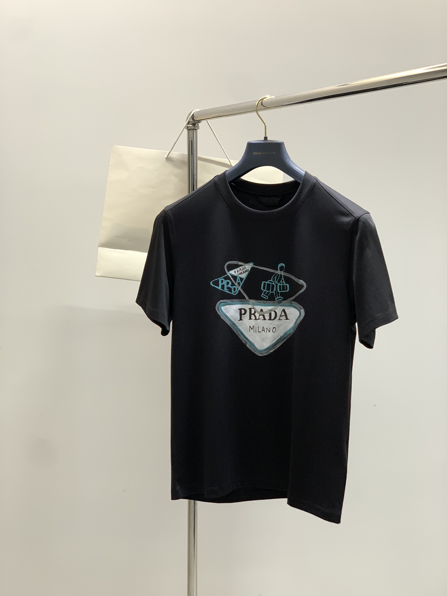 NO:505272,,PRADA Prada, the latest summer products in 2025, available at the counter at the same time, fashionable and casual round neck short-sleeved T-shirt, imported original fabric, extremely complex workmanship, the only channel that can be used as a purchasing agent level, top-level printing craft letter pattern logo, extremely high grade, comfortable and versatile, handsome and stylish upper body, 2 colors recommendation, code number M-3XL,,prada,prada,T-shirt,tees,t-shirt,alexander wang19860909,PRADA 普拉达,2025夏季最新品,专柜同步有售,时尚休闲圆领短袖T恤,进口原版面料,做工极为复杂,唯一可以做代购级别的渠道狠货,顶级印花工艺字母图案logo,档次极高,舒适百搭,上身帅气有型,2色推荐,码数M-3XL,,prada,prada,T-shirt,tees，t-shirt,alexander wang,Men's clothing