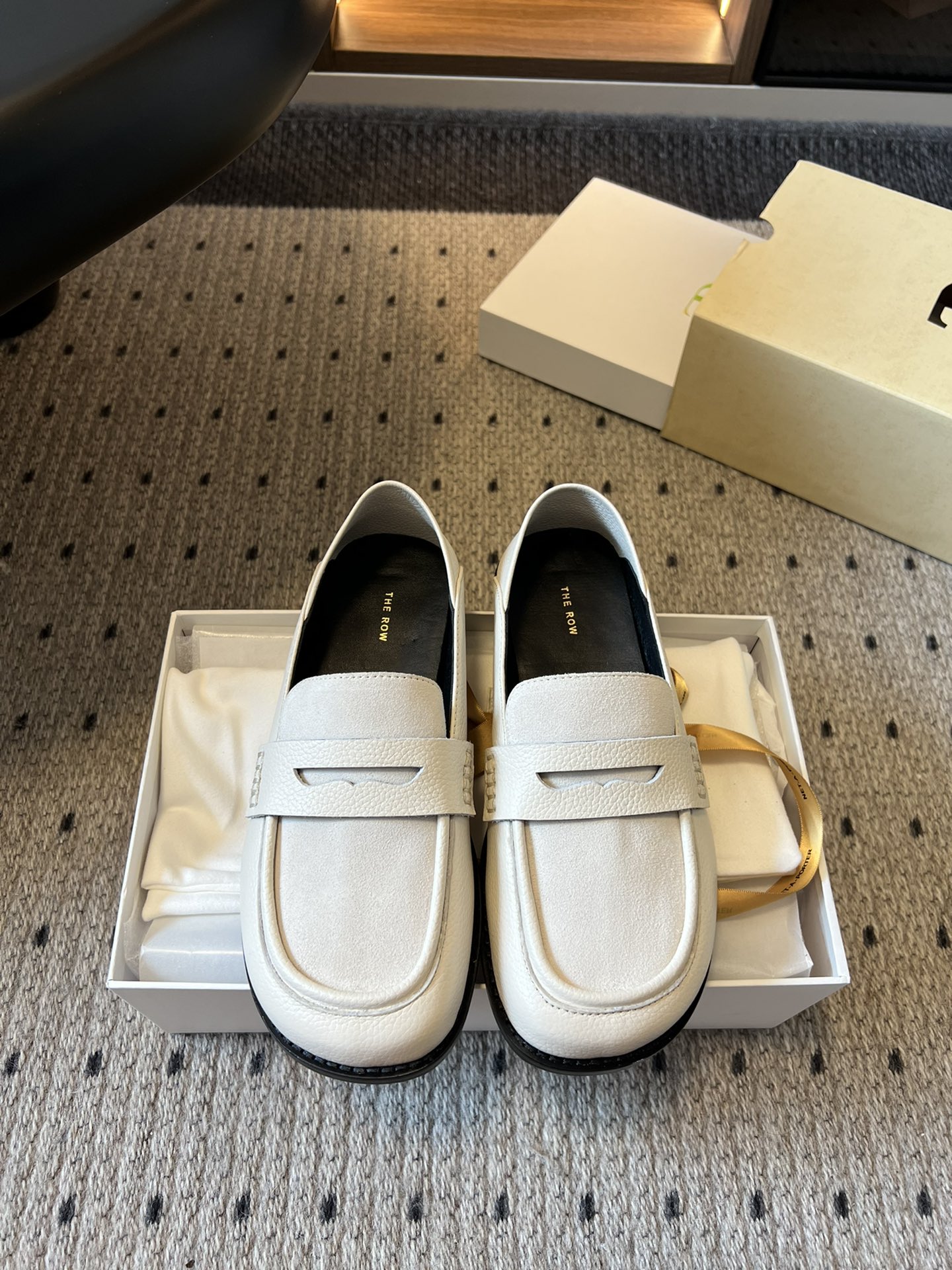 NO:462251,The Ro* The latest minimalist style loafers is a brand that uses the best materials to make minimalist style. It has gained a large number of fans with great care. It is light, free and not heavy, soft and comfortable!  The classic commuter loafers~ It seems simple and the craftsmanship is not simple at all. The upper is hand-sewn, full and three-dimensional, not much or no, just right, the visual is very comfortable. The natural texture of the whole pair of shoes is natural and three-dimensional, round and loose, the key is very light, it is enjoyable to wear it, and it looks good with any clothes!  The material of the fetal velvet is flexible and delicate, the foot feels very comfortable, the overall design is capable, delicate and comfortable, the style is imported fabric, the fetal velvet / lambskin inner sheepskin, outsole, Italian leather sole + injection injection molding Size35-40 (40 customized, non-return and exchange), loafers, loafers, sheepskin19860909The Ro* 最新极简风一脚蹬乐福鞋 这是一个用最好的材质来制作极简风的品牌,非常用心的工艺收获了一大波粉丝,轻盈自在不厚重,柔软舒适！ 经典通勤的乐福鞋～看似简约工艺确一点也不简单,鞋面手工缝制 饱满立体,不多不少刚刚好,视觉及其舒服,整双鞋子天然生成的纹理自然而又立体,圆润宽松,关键很轻,上脚是享受,搭配任何衣服都好看！ 胎牛绒材质质感柔韧细腻,脚感非常舒适,整体设计干练秀气又舒适款式 面料进口胎牛绒 /小羊皮 内里羊皮 大底意大利真皮底+射出注塑 Size35-40（40 订做不退换）,乐福鞋,loafers,sheepskin,Women's Shoes