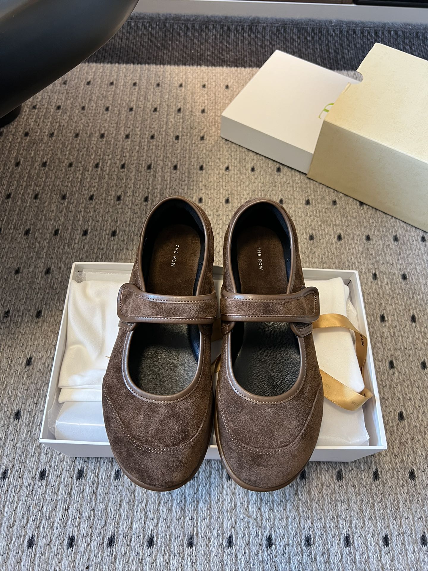 NO:462267,Purchase grade Guan Factory High-quality The ro* Retro and simple Mary Jane shoes It is said that this is the most beautiful Mary Jane grandma shoes of this year. French elegant temperament is online, high-end and fashionable, salty or sweet, literary and elegant!  Wearable items in all seasons, Velcro design, easy to wear and look good, Fengmo’s global classic works, soft and delicate sheepskin fabric makes this Mary Jane immediately unique and very textured. Fabric imported fetal velvet imported sheepskin inside, big sole: TPU rubber sole + genuine leather edge Size: #35-40 (40 custom made without return or exchange), Mary Jane, mary jane, sheepskin19860909代购级 莞厂高品质The ro* 复古简约玛丽珍鞋 据说这是本年度最美丽的玛丽珍奶奶鞋,法式优雅气质在线、高级又时髦,可盐可甜,文艺又气质！ 四季可穿的单品,魔术贴设计,好穿又好看,风魔全球经典著作,柔软细腻羊皮面料让这款玛丽珍立马变得与众不同,非常的有质感. 面料进口胎牛绒 内里进口羊皮 大底: TPU橡胶大底+真皮包边 Size:#35-40（40定做不退换）,玛丽珍,mary jane,sheepskin,Women's Shoes