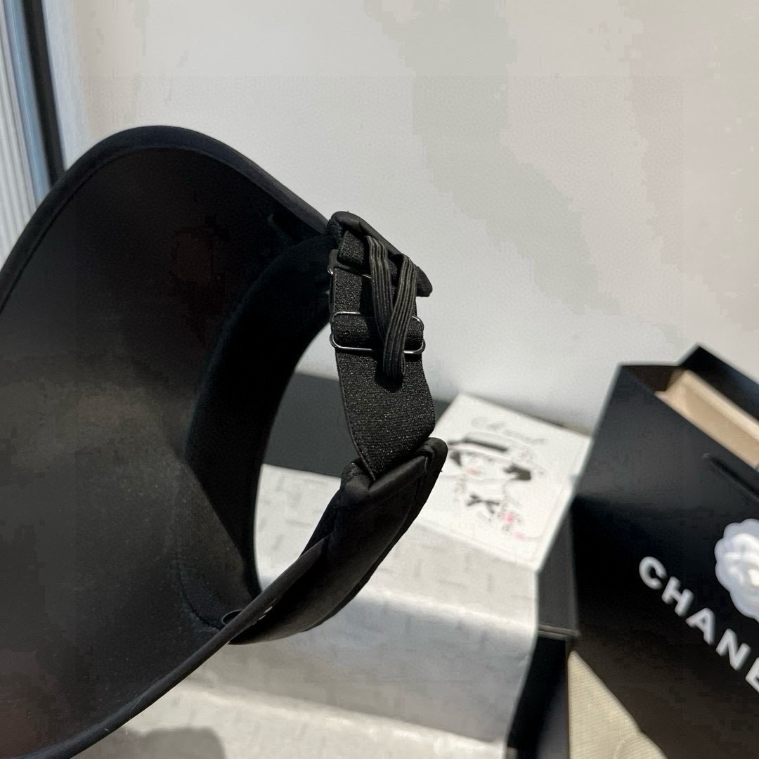 🆕

miumiu缪缪新款波点空顶遮阳帽，遮阳发箍