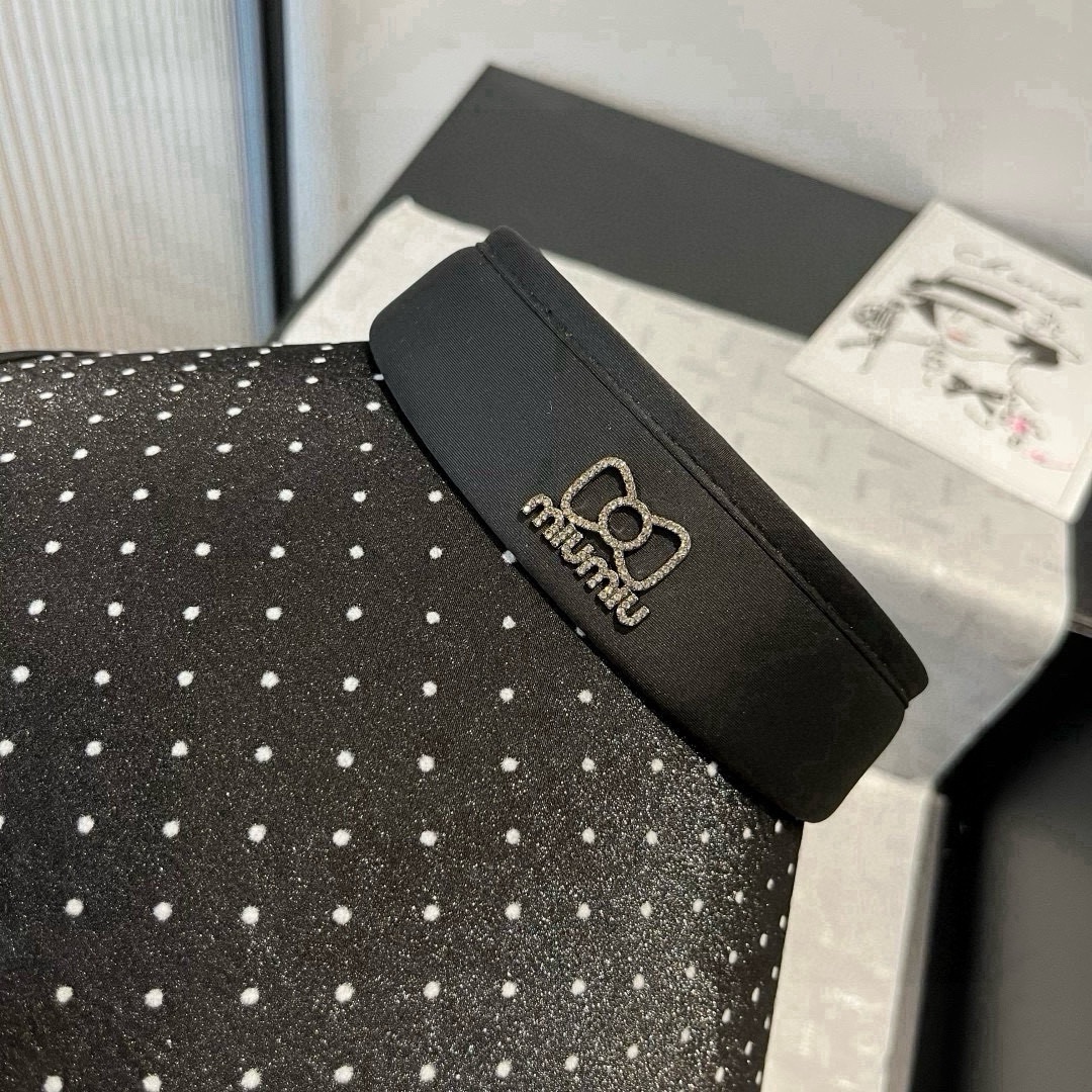 🆕

miumiu缪缪新款波点空顶遮阳帽，遮阳发箍