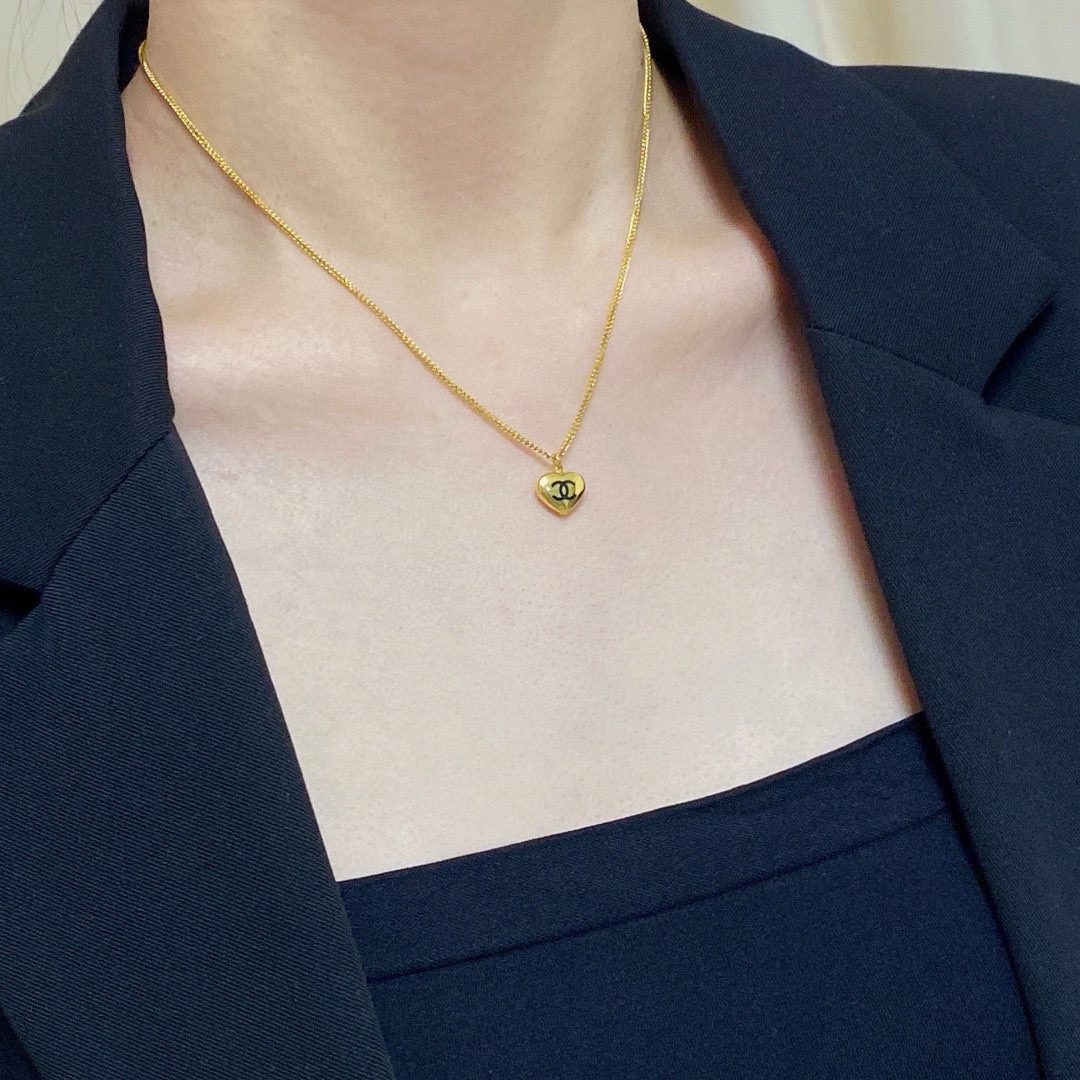 NO:381910,Chanel Chanel double C letter latest fashion free retractable ancient gold love detail necklace very special. A chain 14K stainless steel color protection super personality, versatile style is very special. The overall details are very surprising and the design feels full. It not only brings personal confidence and taste, but also elegant and fashionable style, highlighting the elegant French atmosphere. With meticulous details, it makes it more attractive to wear. Elegant jewelry, chanel, chanel, necklace19860909香奈儿Chanel双C字母最新款时尚自由伸缩古金爱心细项链非常特别的一款链条14K精钢保色超个性,百搭款特别特别赞,整体细节非常令人惊喜,设计感十足,不仅带出个人自信及品味,款式典雅而时尚,突显法式高雅气息,加上一丝不苟的细节,使得佩戴起来更具吸引力,饰品精品,chanel,chanel,necklace,Jewelry