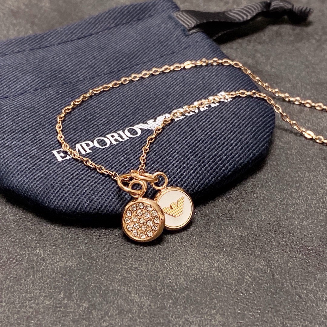 “Review: Amani Armani’s Sophisticated Black and White Locket – Aesthetic Fashion for Unique Style” - 图片 3