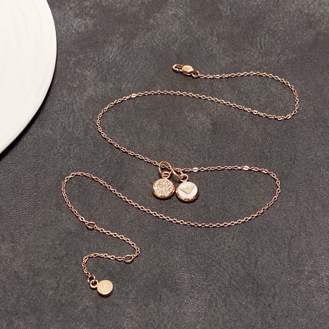 “Review: Amani Armani’s Sophisticated Black and White Locket – Aesthetic Fashion for Unique Style” - 图片 9