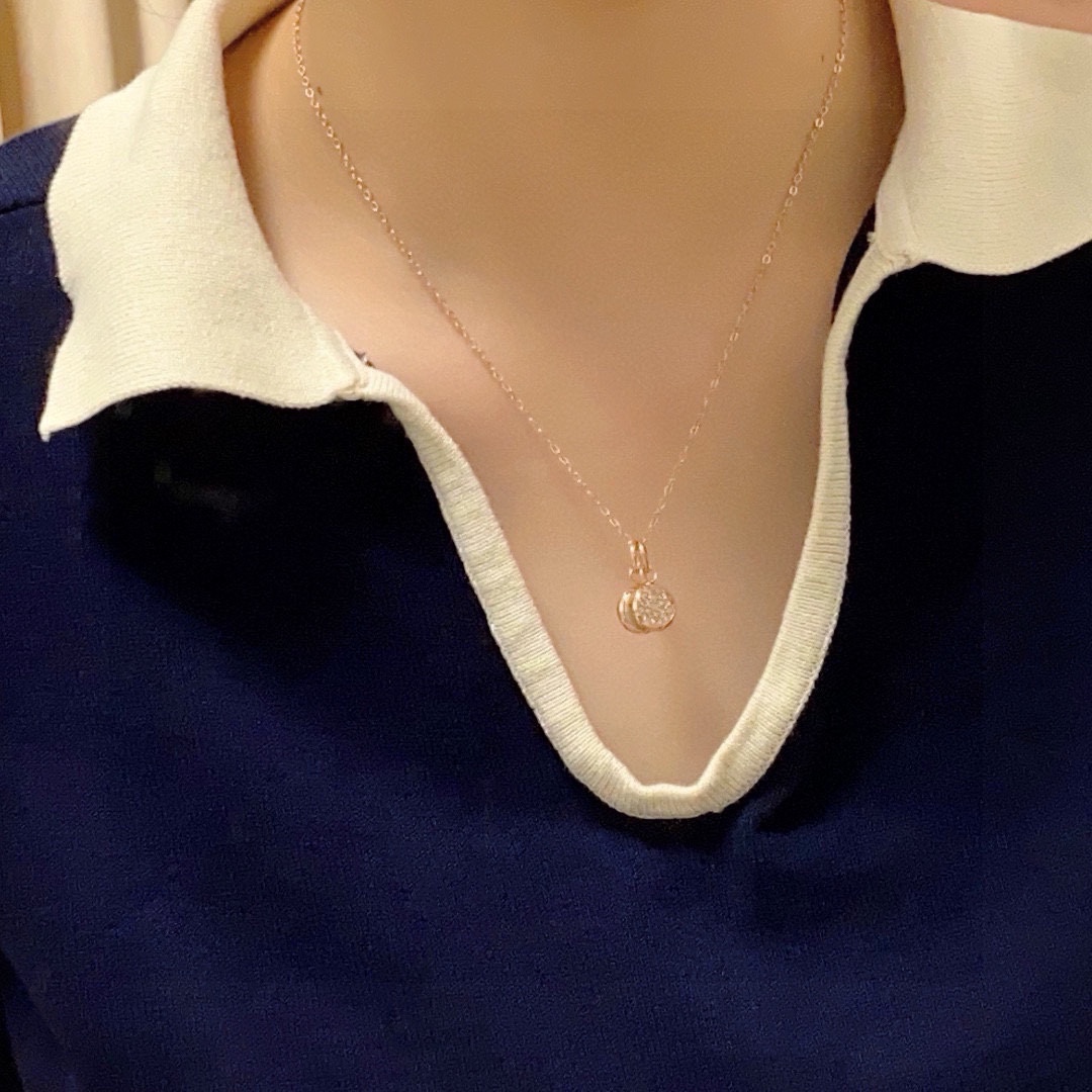 “Review: Amani Armani’s Sophisticated Black and White Locket – Aesthetic Fashion for Unique Style” - 图片 2