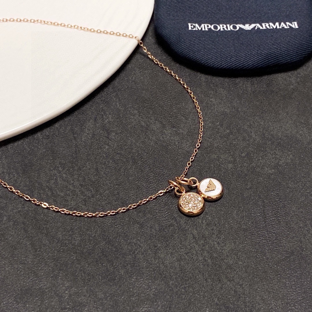 “Review: Amani Armani’s Sophisticated Black and White Locket – Aesthetic Fashion for Unique Style” - 图片 7