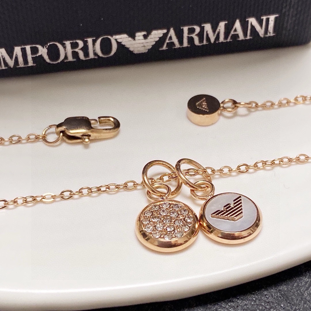 “Review: Amani Armani’s Sophisticated Black and White Locket – Aesthetic Fashion for Unique Style” - 图片 4