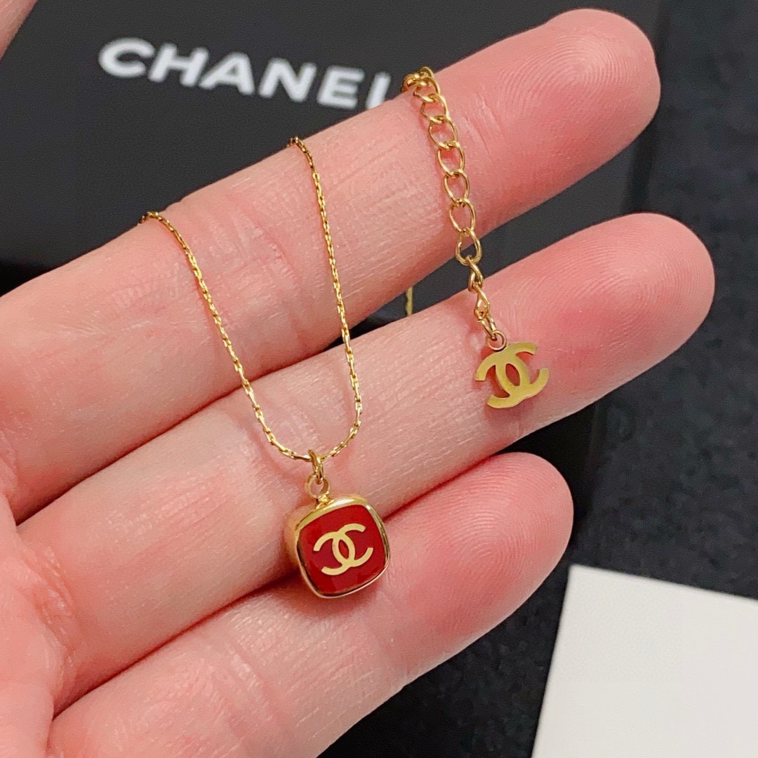 NO:381920,Xiaohongshu recommends the hot Chanel Chanel latest double C New Year red square necklace 14K stainless steel color protection super personality, the versatile style is very unique, the overall details are very surprising, the design feels full, not only brings personal confidence and taste, but also elegant and fashionable style, highlighting the elegant French atmosphere, and meticulous details make it more attractive to wear, jewelry quality, chanel, chanel, necklace19860909小红书推荐爆款香奈儿Chanel最新款双C新年红正方形项链14K精钢保色超个性,百搭款特别特别赞,整体细节非常令人惊喜,设计感十足,不仅带出个人自信及品味,款式典雅而时尚,突显法式高雅气息,加上一丝不苟的细节,使得佩戴起来更具吸引力,饰品精品,chanel,chanel,necklace,Jewelry