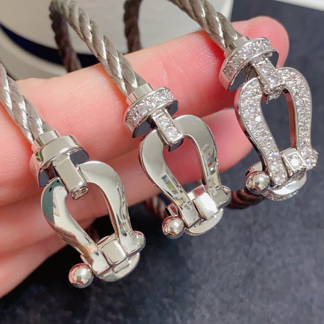 NO:381944,New product releases are popular. Fred Fred full diamond, half diamond, and no diamond horseshoe buckle neutral high-quality soft-bank wire rope bracelet bracelet!  Bensheng Rope Brand Fashion, Exquisite FORCE Series Bracelet High-end Customization~Asian Gold Micro Electroplating 18k Gold Craft Seiko Horseshoe Buckle Bracelet!  The effect of getting started is very versatile. Internet celebrity experts. A must-have item for fashion. Rose gold, gold and silver buttons. Two sizes of 17/19cm for couples. Elegant accessories, bracelet, bracelet, gold19860909新品发布火爆费雷德 Fred斐登满钻、半钻、无钻马蹄扣中性款高品质软银丝绳手链手镯！本命绳大牌 时尚 精致FORCE 系列手链高端定制～亚金微电镀18k金工艺 精工马蹄扣头手镯！上手效果非常百搭 网红达人 时尚一族必备单品 玫瑰金、黄金、银色扣头男女情侣款两个码数17/19cm,饰品精品,bracelet,bracelet,gold,Jewelry