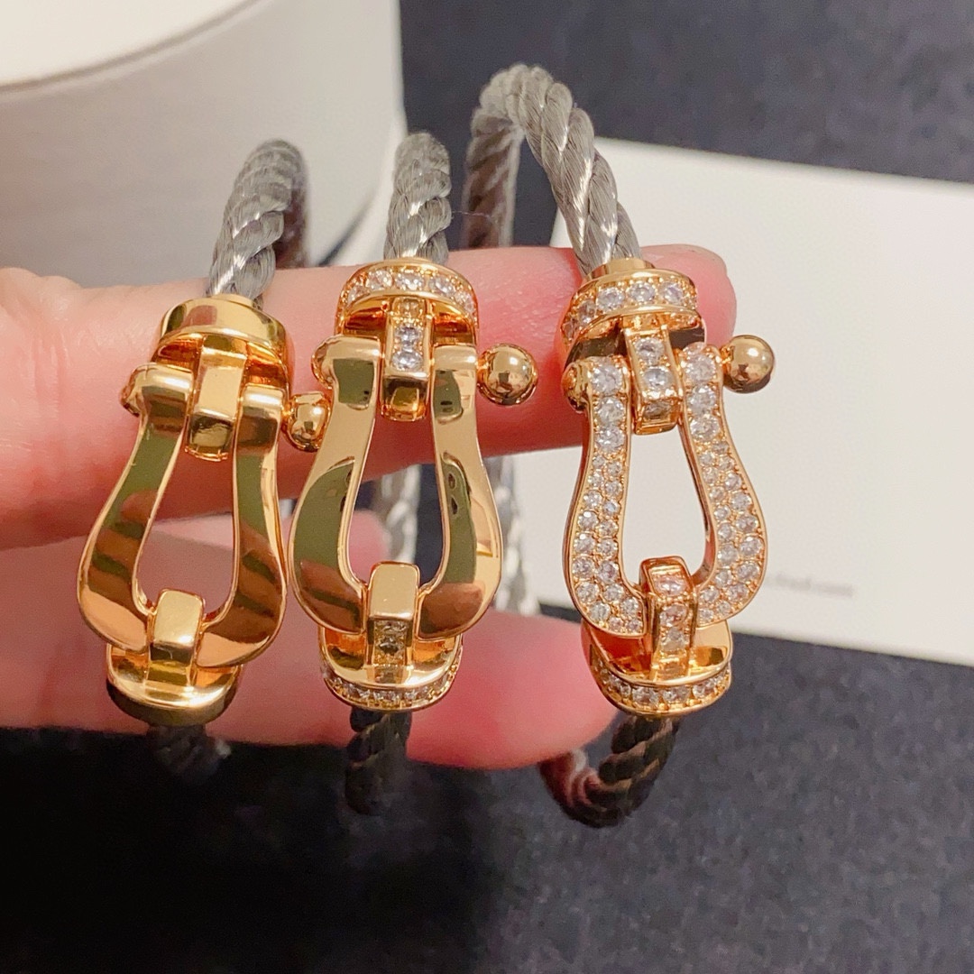 NO:381947,New products are released and are popular. Fred Fred full diamond, half diamond, and diamond-free horseshoe buckle neutral high-quality soft-bank wire rope bracelet bracelet!  Bensheng Rope Brand Fashion, Exquisite FORCE Series Bracelet High-end Customization~Asian Gold Micro Electroplating 18k Gold Craft Seiko Horseshoe Buckle Bracelet!  The effect of getting started is very versatile. Internet celebrity experts. A must-have item for fashion. Rose gold, gold and silver buttons. Two sizes of 17/19cm for couples. Elegant accessories, bracelet, bracelet, gold19860909新品发布火爆香槟金费雷德 Fred斐登满钻、半钻、无钻马蹄扣中性款高品质软银丝绳手链手镯！本命绳大牌 时尚 精致FORCE 系列手链高端定制～亚金微电镀18k金工艺 精工马蹄扣头手镯！上手效果非常百搭 网红达人 时尚一族必备单品 玫瑰金、黄金、银色扣头男女情侣款两个码数17/19cm,饰品精品,bracelet,bracelet,gold,Jewelry