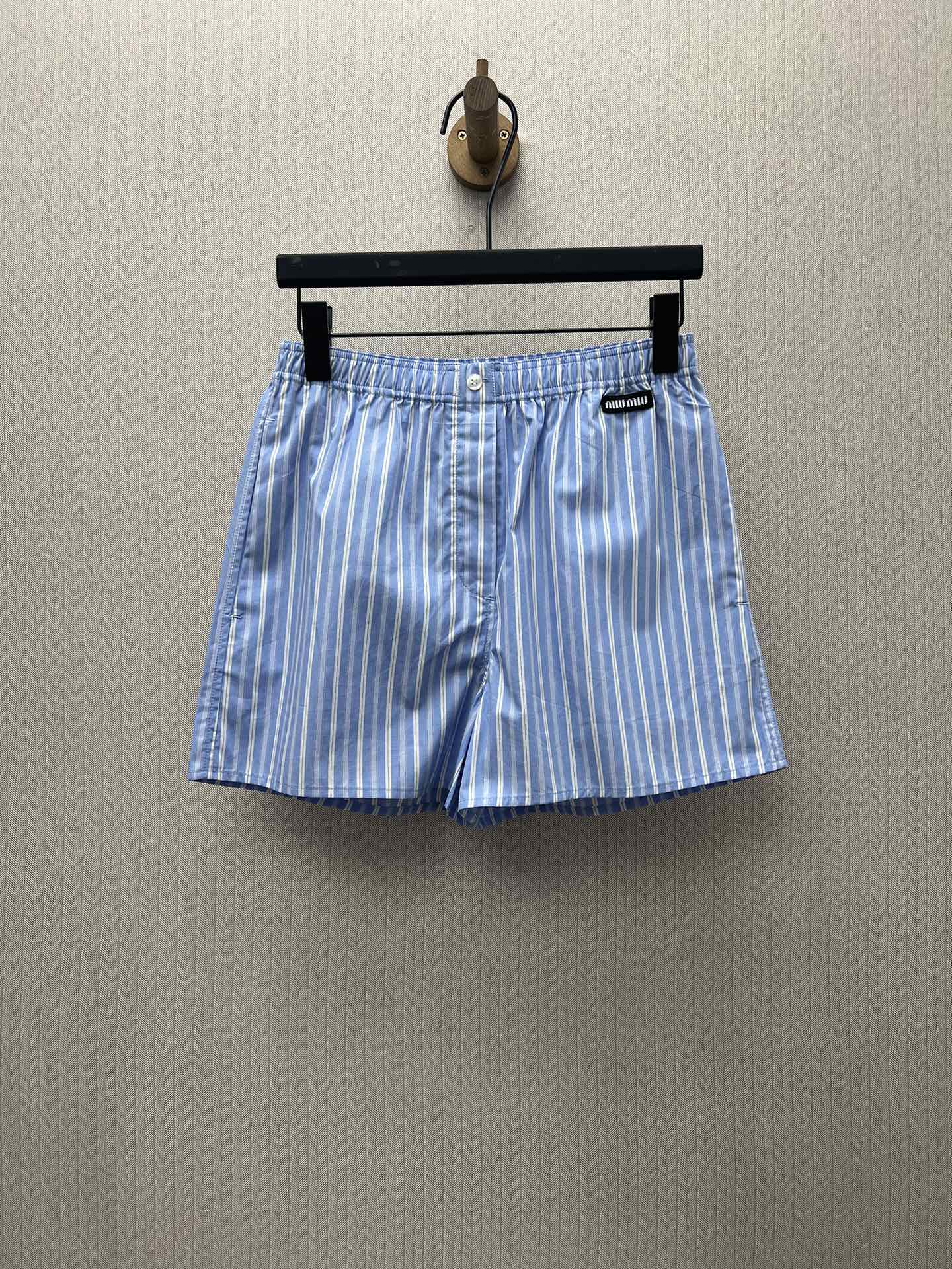 MIUMIU 25ss nuevos pantalones cortos casuales de algodón con rayas y cinturón elástico, versión alta, tallas: 36.38.40.