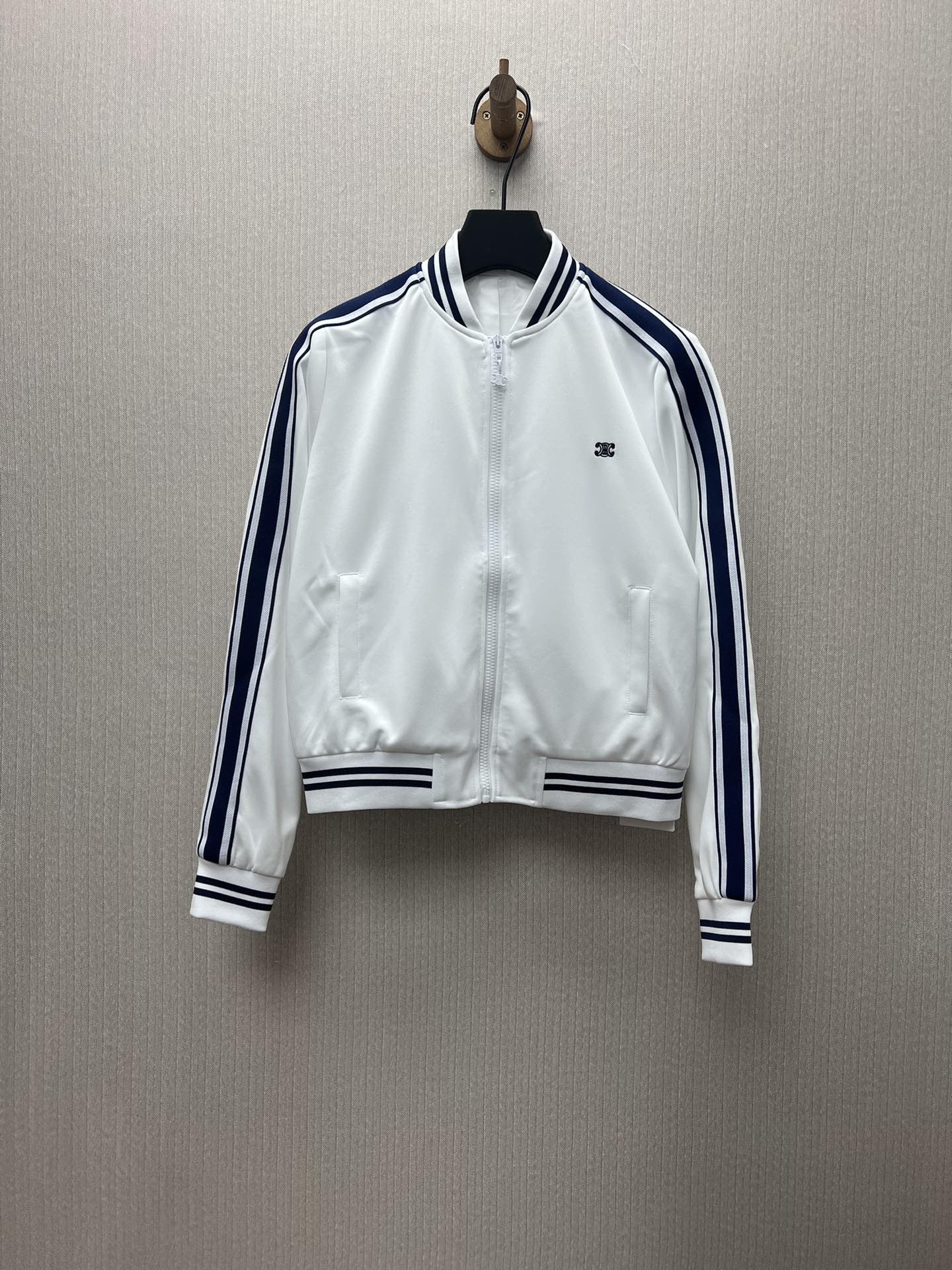 Celine 25ss nueva chaqueta deportiva con cuello de béisbol de punto liso, mujer, blanco fluorescente, versión alta. Tal…