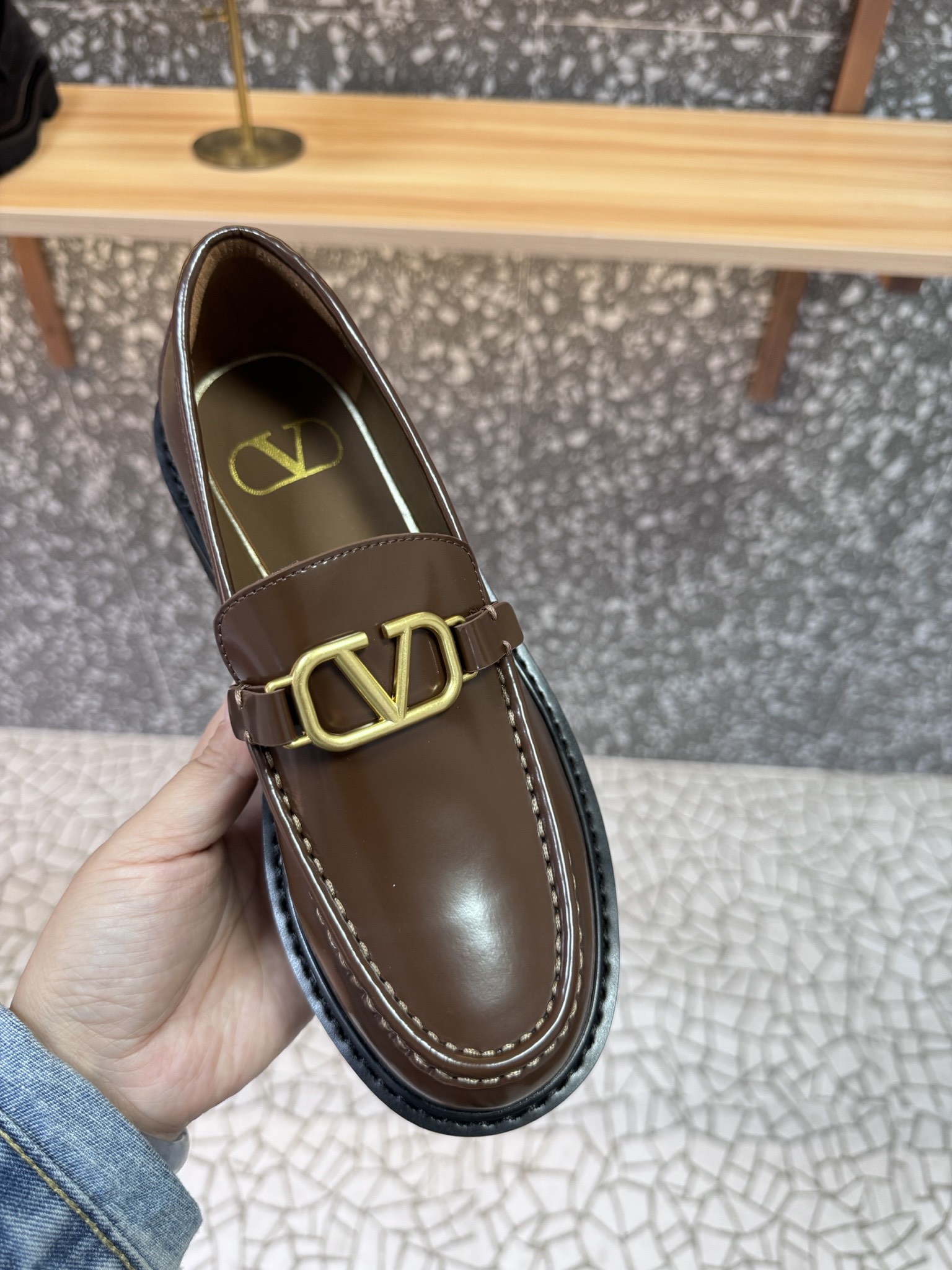 NO:679223,【Valen*ti*no】Top quality~Valen loafers’ early spring series is hot new and it’s so pretty!  !  !  The original full oil edge craftsmanship, a one-to-one replica!  Simple design, you can instantly slip on your feet. Versatile and eye-catching!  Full of high-end sense, you deserve it [Fireworks][Fireworks] Fabric top-notch open-edge beaded cowhide fabric Top-grade calfskin lining Outsole Original molded outsole (LP foam) Size 35-40 yards Heel height 4cm, loafers, loro piana, valentino, valentino, loafers, cowhide19860909【Valen*ti*no】顶级品质~华伦乐福鞋早春系列火爆上新简直不要太好看了！！！原版全油边工艺,一比一复刻！简约的设计,上脚立马Slay全场. 百搭又吸睛！满满的高级感,你值得拥有[烟花][烟花] 面料顶级开边珠牛皮面料 内里顶级小牛皮内里 大底原版开模大底(lp发泡) 码数35-40码 跟高4cm,乐福鞋,loro piana,valentino,valentino,loafers,cowhide,Women's Shoes