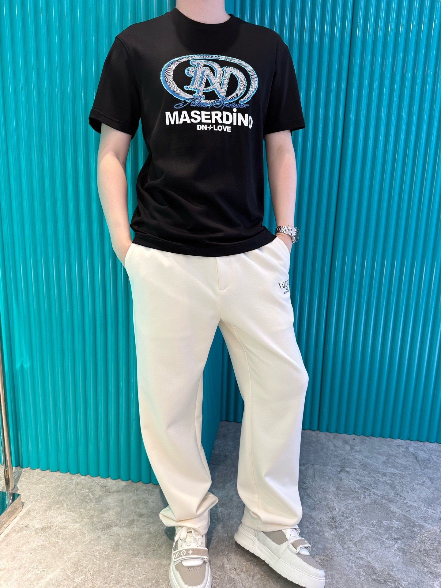 NO:500746,Dino Luxury Products - Brand's latest round neck T-shirt shipment in 2025, hot-selling items in Europe and the United States!  Selected Italian imported brands to customize 100% European cotton!  The brand digital print on the chest is matched with the latest design to highlight fashion!  Number of codes 48-56 (model 180/wear 50, with Hong Kong Lane Crawford gift box packaging), tees, t-shirt, alexander wang19860909Dino奢品-品牌2025最新圆领T恤出货 欧美热销单品！精选意大利进口品牌定制百分百欧货棉！胸口的品牌数码印花搭配最新的设计,彰显时尚 ！码数48-56（模特180/穿50,配香港连卡佛礼盒包装）,,tees，t-shirt,alexander wang,Men's clothing