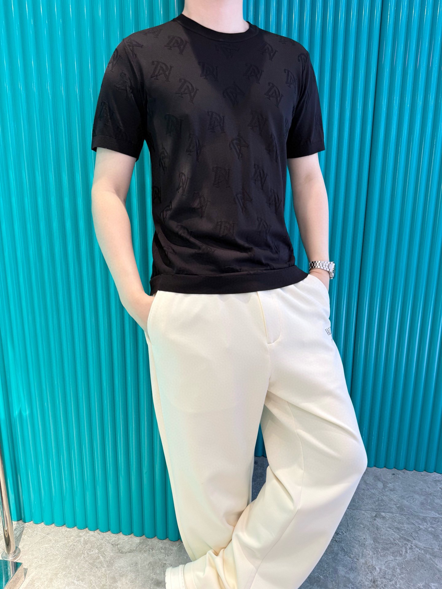 NO:500750,Dino Luxury Products - Brand's latest round neck T-shirt shipment in 2025, hot-selling items in Europe and the United States!  Select custom-made Ilit fabrics from imported Italian brands!  The brand logo jacquard is matched with the latest design to highlight fashion!  Number of codes 48-56 (model 180/wear 50, with Hong Kong Lane Crawford gift box packaging), tees, t-shirt, alexander wang19860909Dino奢品-品牌2025最新圆领T恤出货 欧美热销单品！精选意大利进口品牌定制伊力特面料！通体的品牌标志提花搭配最新的设计,彰显时尚 ！码数48-56（模特180/穿50,配香港连卡佛礼盒包装）,,tees，t-shirt,alexander wang,Men's clothing