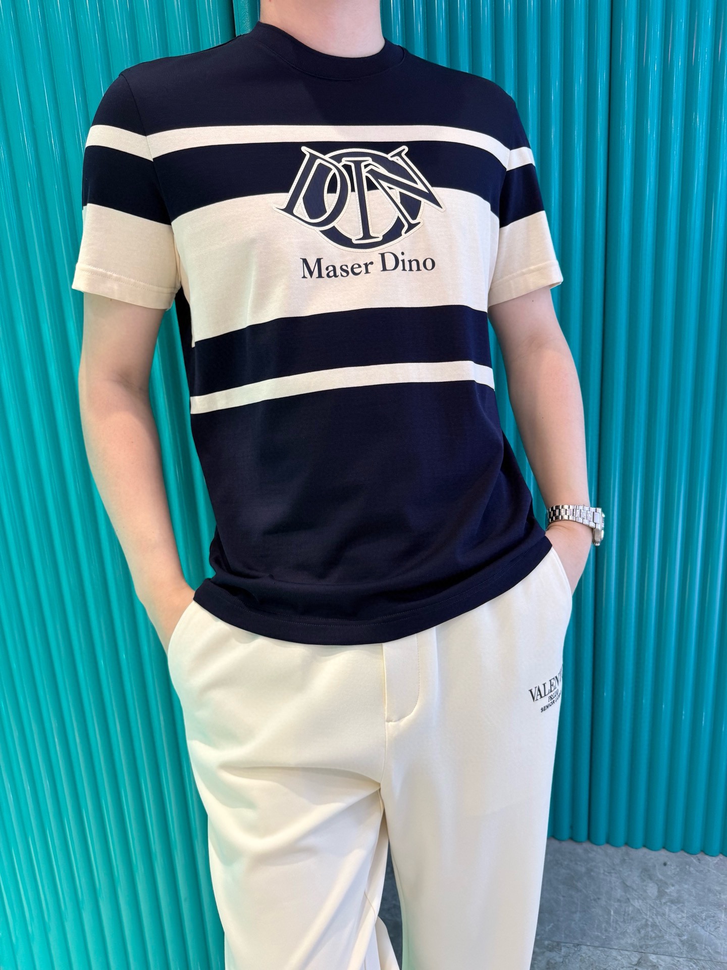 NO:500758,Dino Luxury Products - Brand's latest round neck T-shirt shipment in 2025, hot-selling items in Europe and the United States!  Selected Italian imported brands to customize 100% European cotton!  The brand logo on the chest is matched with the latest design to highlight fashion!  Number of codes 48-56 (model 180/wear 50, with Hong Kong Lane Crawford gift box packaging), tees, t-shirt, alexander wang19860909Dino奢品-品牌2025最新圆领T恤出货 欧美热销单品！精选意大利进口品牌定制百分百欧货棉！胸口的品牌标志搭配最新的设计,彰显时尚 ！码数48-56（模特180/穿50,配香港连卡佛礼盒包装）,,tees，t-shirt,alexander wang,Men's clothing