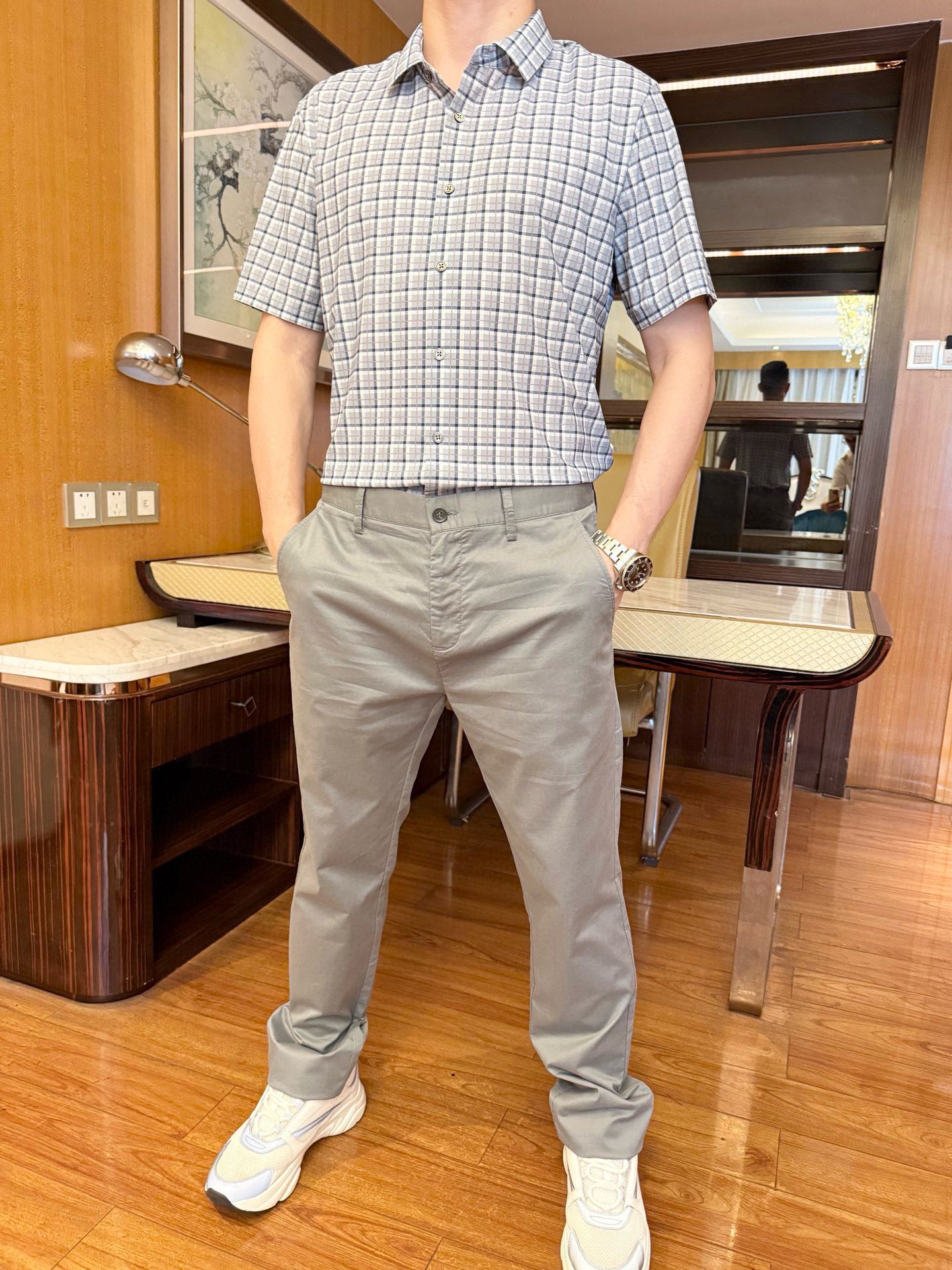 NO:500764,bv-2025 counter latest casual trousers arrive, hot-selling items in European and American counters!  Selected custom-made cotton + recycled fiber fabric imported from Italy with a straight slim design, the back English and custom buttons show the charm, business and casual boutique. Size 29-38 (model 173/130 wears 31 sizes, with Hong Kong Lane Crawford gift box packaging), bottega veneta, alexander wang19860909bv-2025专柜最新款休闲西裤到货 欧美专柜热销单品！精选意大利进口定制精棉+再生纤维面料搭配直筒修身设计,后侧的英文和定制纽扣彰显韵味 商务休闲精品.尺码29-38（模特173/130穿31码,配香港连卡佛礼盒包装）,,bottega veneta,alexander wang,Men's clothing