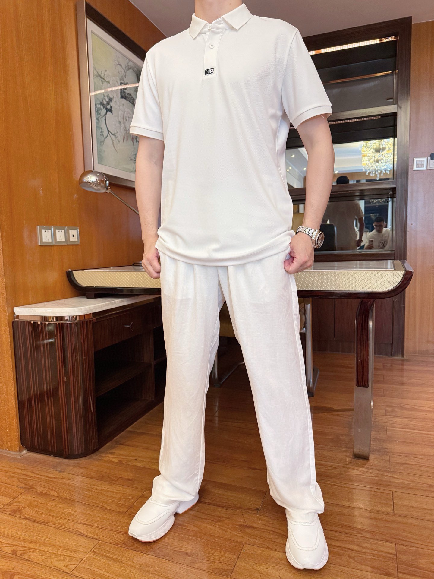 NO:500769,Miumiu-2025 counter latest hot-selling Polo, European and American counters, hot-selling items!  Selected Italian imported fine cotton fabrics with simple and elegant designs, the brand logo on the chest is quite elegant, and there is no need to say much about the effect of the upper body. The number of codes is 48-56 (model 173/130 wears 48, with Hong Kong Lane Crawford gift box packaging), miumiu, alexander wang19860909Miumiu-2025专柜最新爆款Polo出货 欧美专柜热销单品！精选意大利进口精棉面料搭配简约大方的设计,胸口的品牌标志相当彰显雅致 上身效果不用多说.码数48-56（模特173/130穿48、配香港连卡佛礼盒包装）,,miumiu,alexander wang,Men's clothing