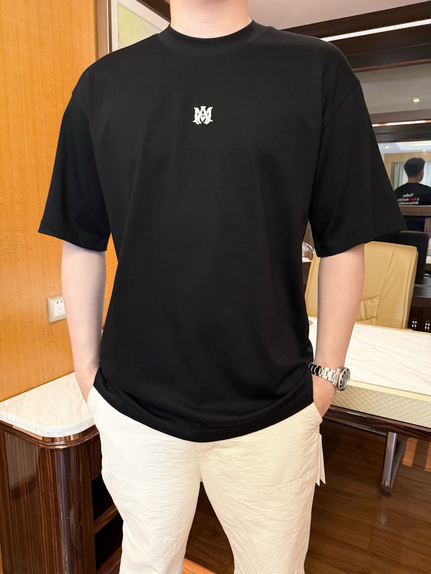 NO:500778,Louis Vuitton - the latest hot T-shirts in 2025 counters are shipped, and hot-selling items in European and American counters!  Selected Italian imported mercerized cotton fabrics with the latest design, the unique print on the chest highlights the fashion, and the upper body effect can be seen. Number of codes 48-56 (model 180/wear 48, with Hong Kong Lane Crawford gift box packaging), louis vuitton,tees, t-shirt, alexander wang19860909路易威登-2025专柜最新爆款t恤出货 欧美专柜热销单品！精选意大利进口丝光棉面料搭配最新的设计,胸前的独特印花彰显时尚 上身效果看得见.码数48-56（模特180/穿48,配香港连卡佛礼盒包装）,,louis vuitton,tees，t-shirt,alexander wang,Men's clothing